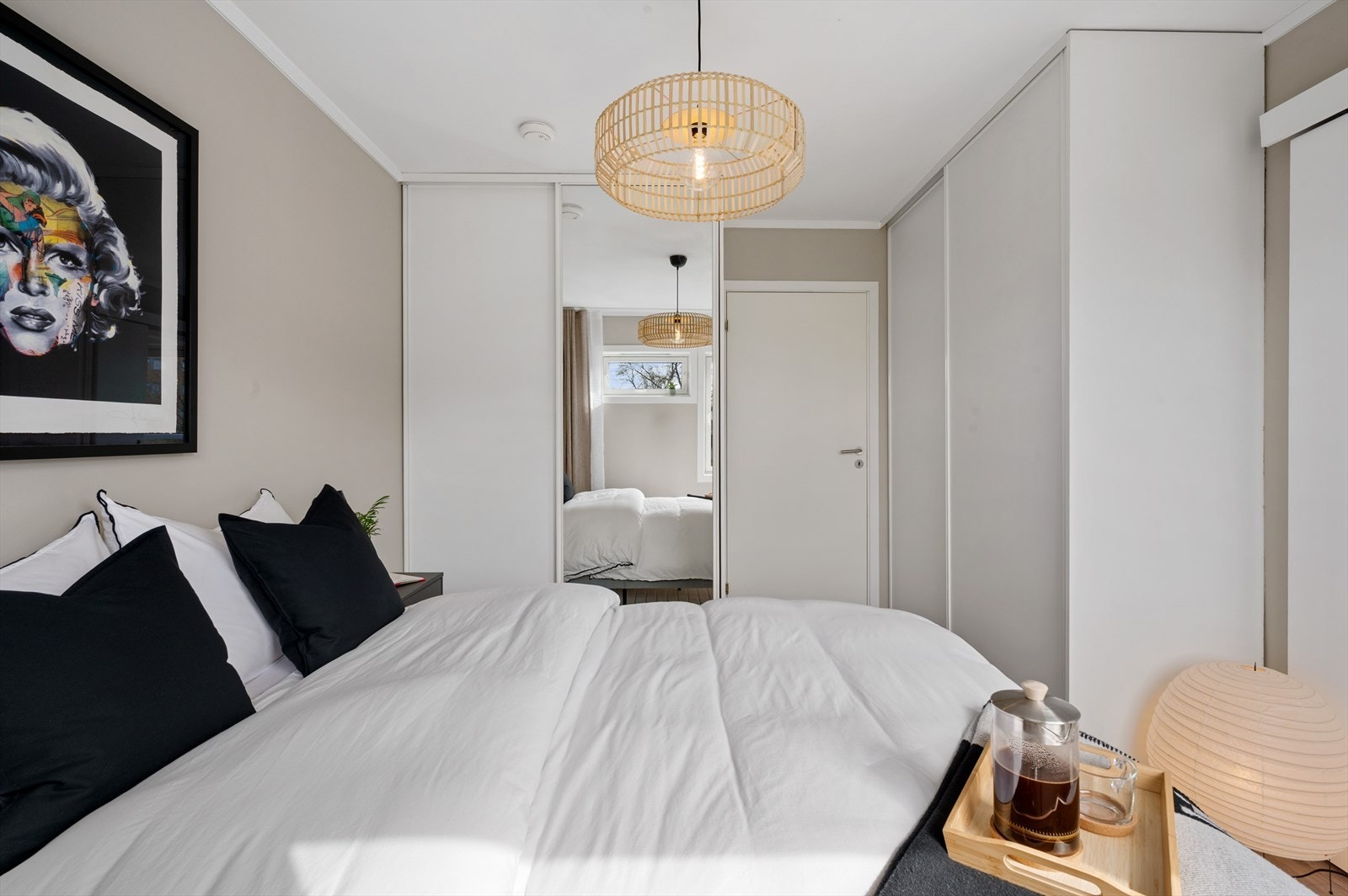 Her er det skyvedørsgarderobe med speilfront. Galleribilde