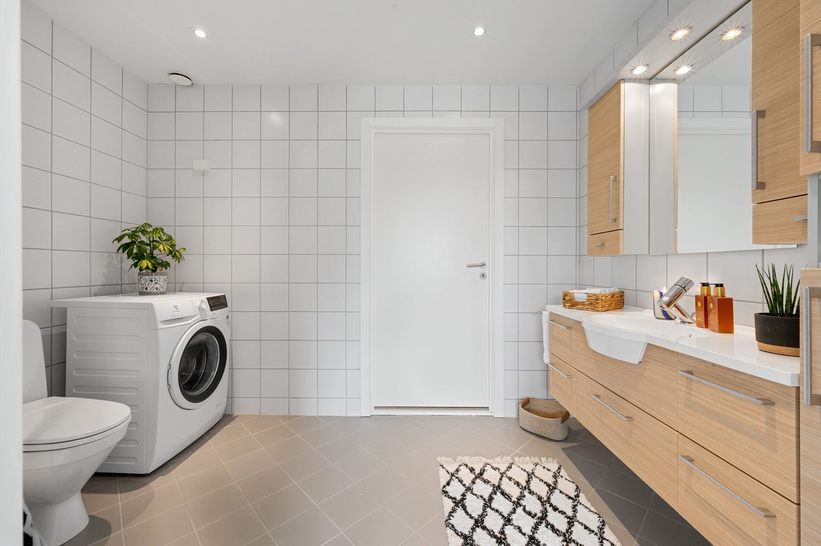 Pent helfliset bad med varmekabler i gulv. Galleribilde