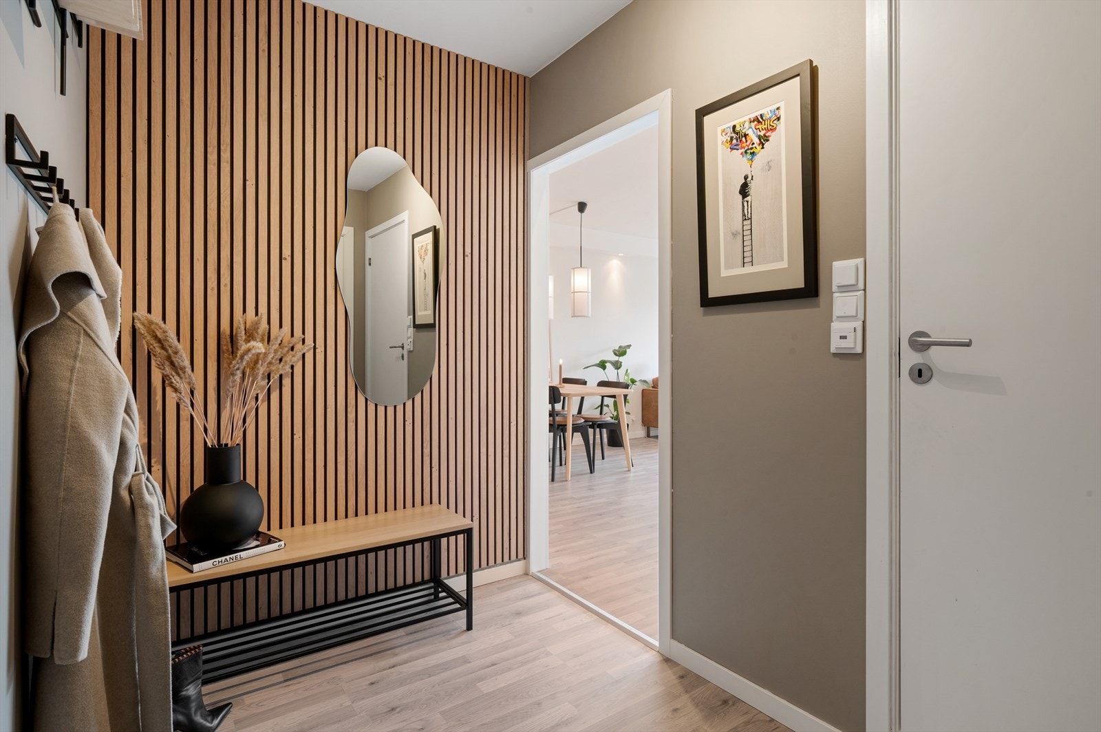 Velkommen inn til en lyd og innbydende entre med en flott spilevegg i tillegg til god plass til oppbevaring av sko og yttertøy. Galleribilde