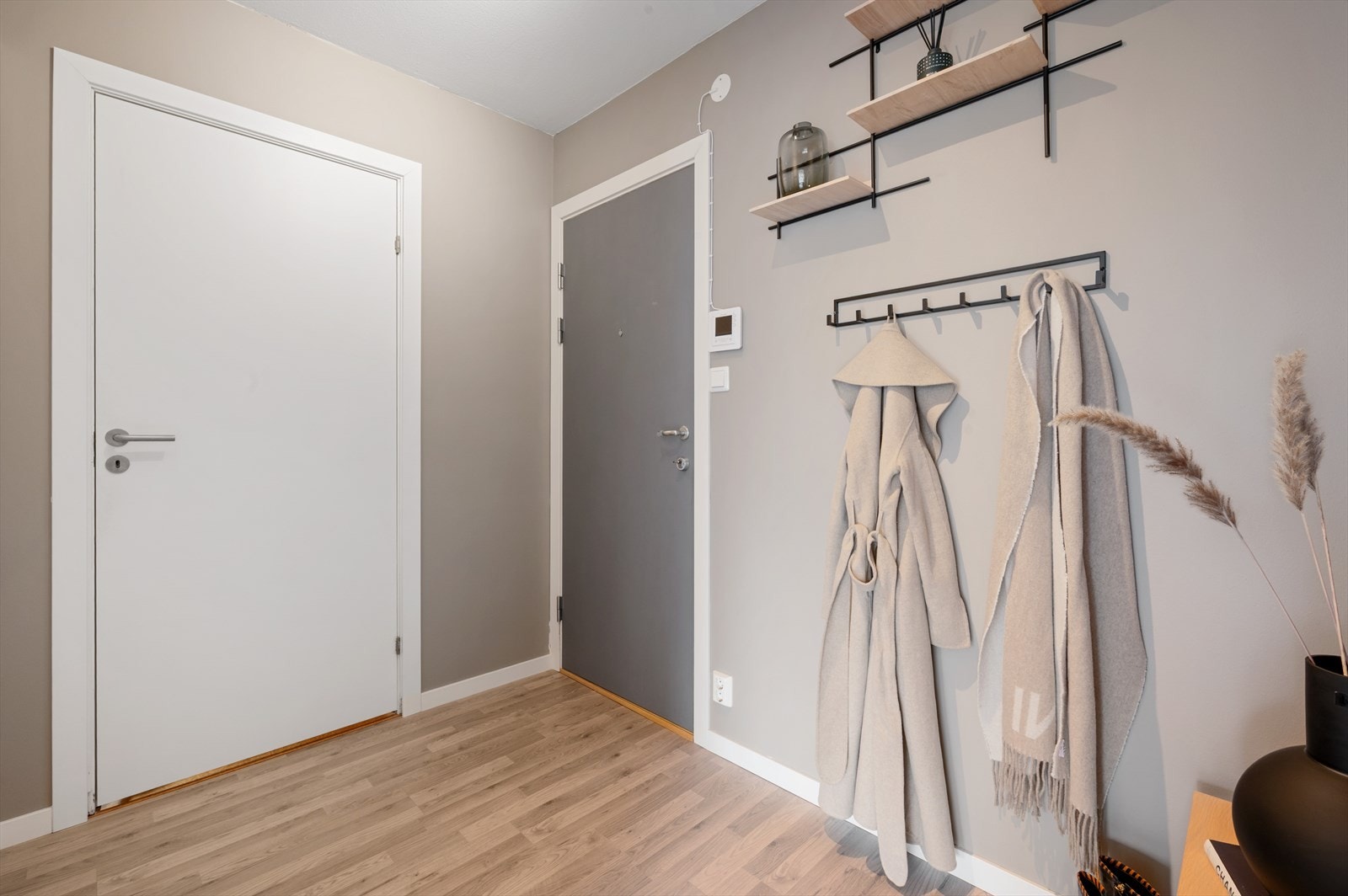 Her er det dørtelefon for betjening av ytterdøren. Galleribilde