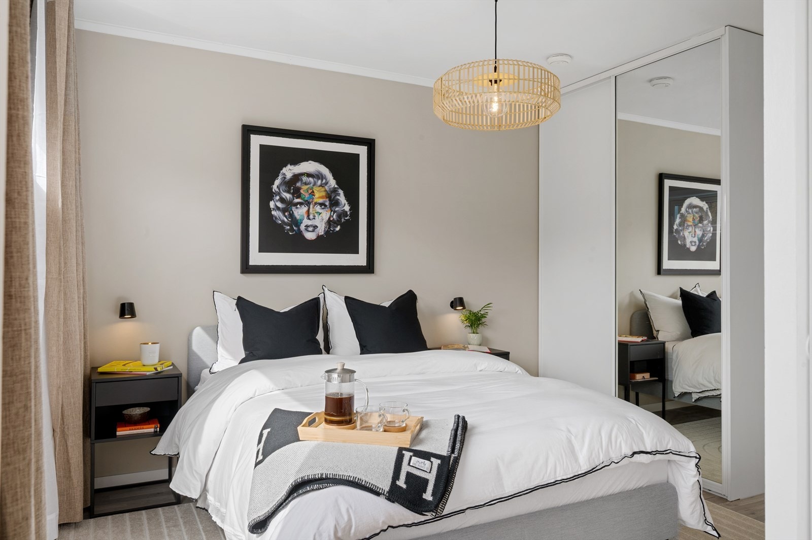 Stort og lyst soverom målt til å være ca. 12,1 m² med god plass til dobbeltseng, nattbord, garderobeskap og annen ønsket innredning. Galleribilde