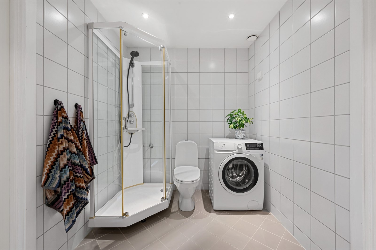 Her er det toalett, dusj med kabinett og servant med møblement og opplegg for vaskemaskin. Galleribilde