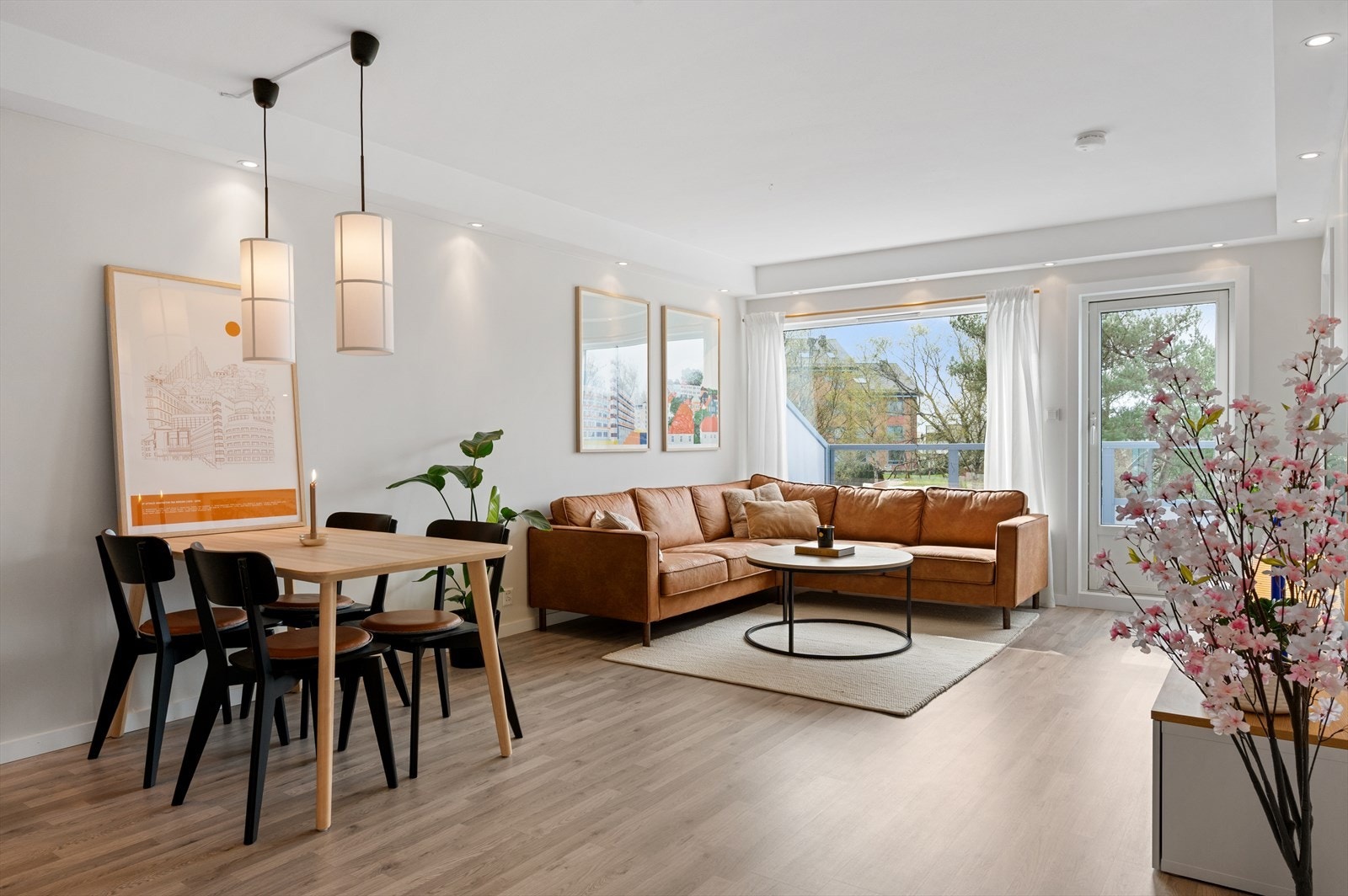 Gulvet er av laminat i en tidsriktig lysegrå farge. Galleribilde