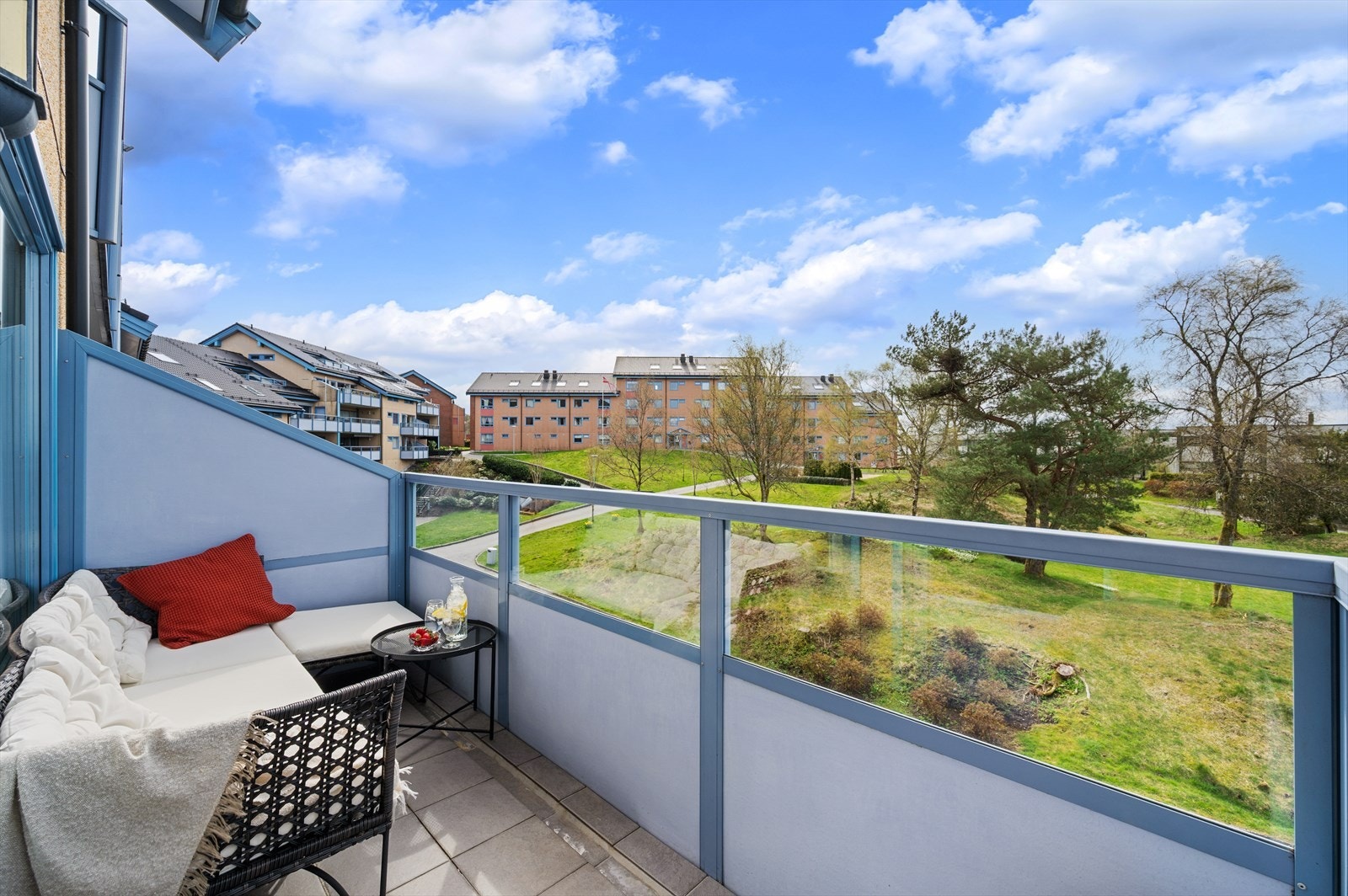 Balkongen er målt til å være ca. 5,2 m² med plass til ønsket utemøbler. Galleribilde