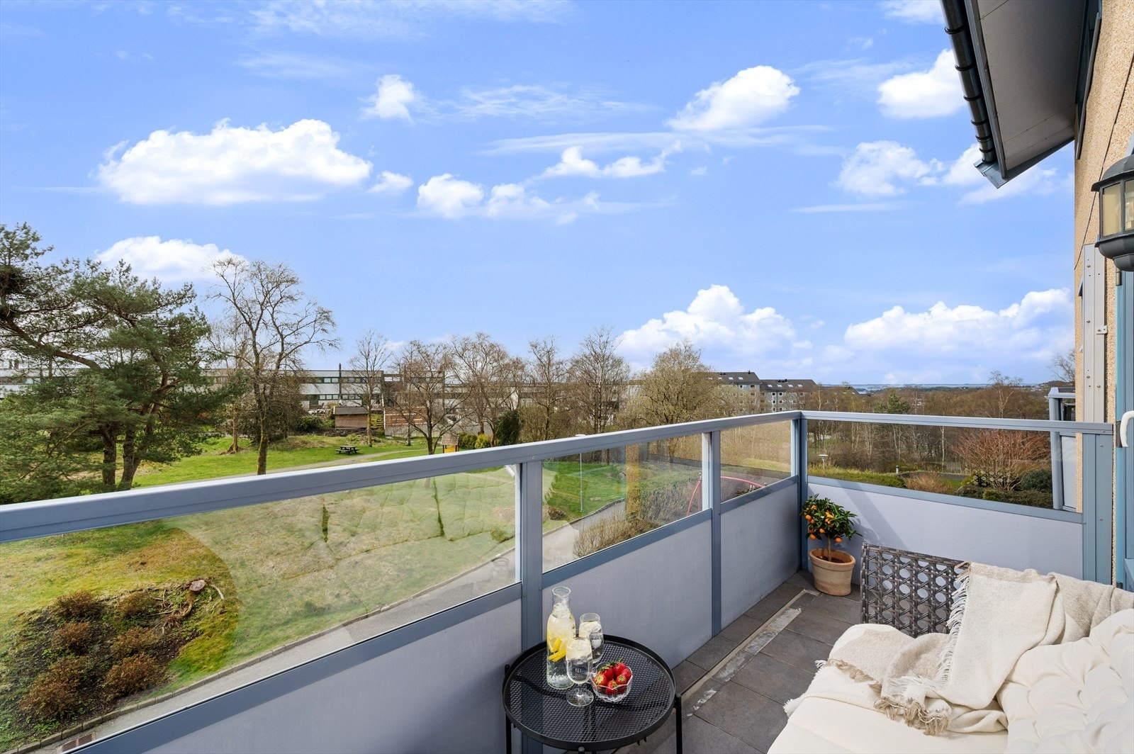 Fra stuen har du utgang til egen vestvendt balkong med meget gode solforhold! Galleribilde