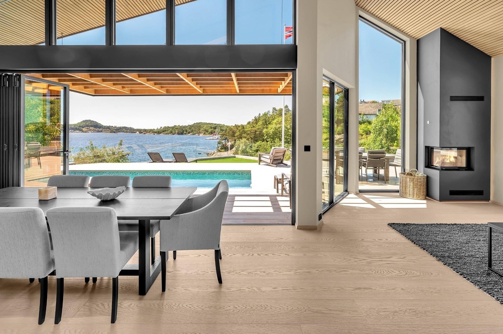 En unik, eksklusiv, arkitekttegnet hytte med egen brygge, oppvarmet basseng, jacuzzi, solrikt og fantastisk sjøutsikt! Galleribilde