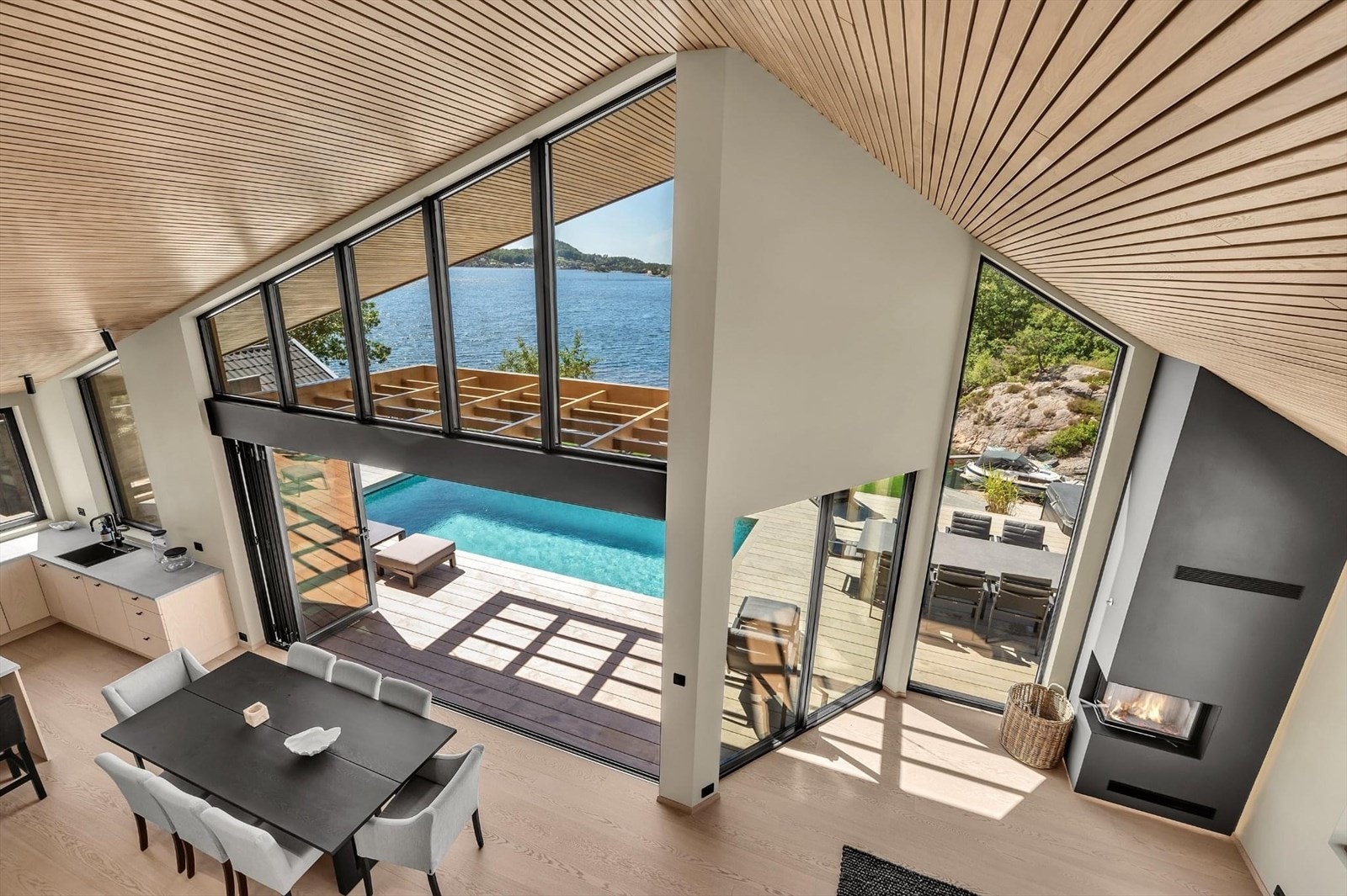 Stue med trapp opp til hems. Galleribilde