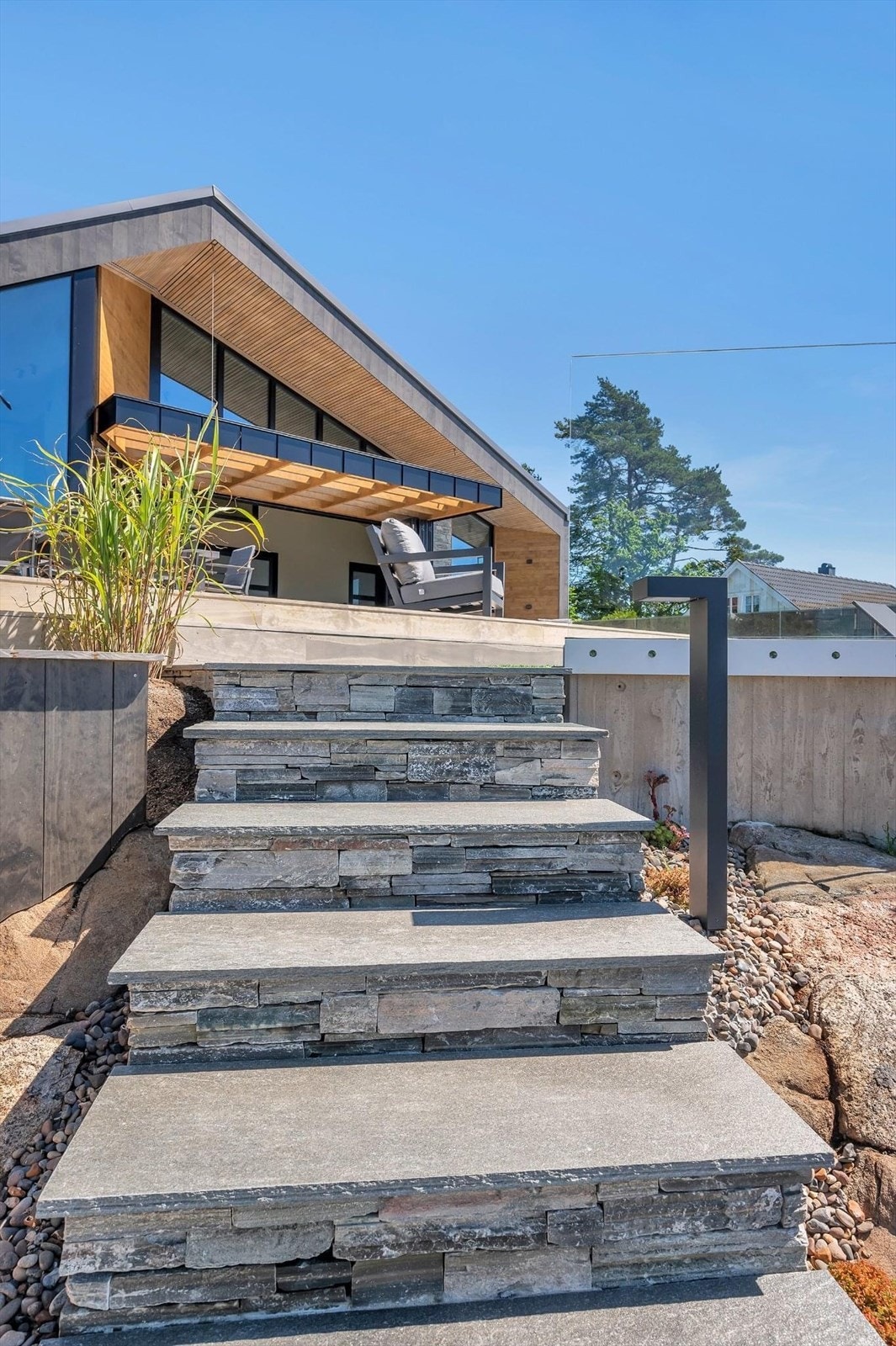 Skiferbelagt trapp med belysning med smijerns rekkverk ned til brygge i accoya Galleribilde