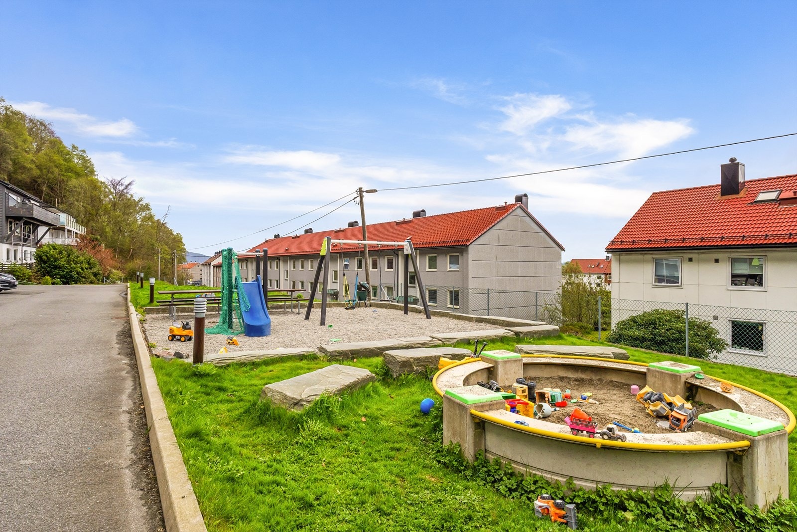 Nærområdet byr på flotte naturopplevelser ved Hellen Festning, Sandviksfjellet og Eidsvågfjellet. Her finner du både gangveier, klatrefelt og fine badeplasser blant annet ved Helleneset friluftsbad Galleribilde