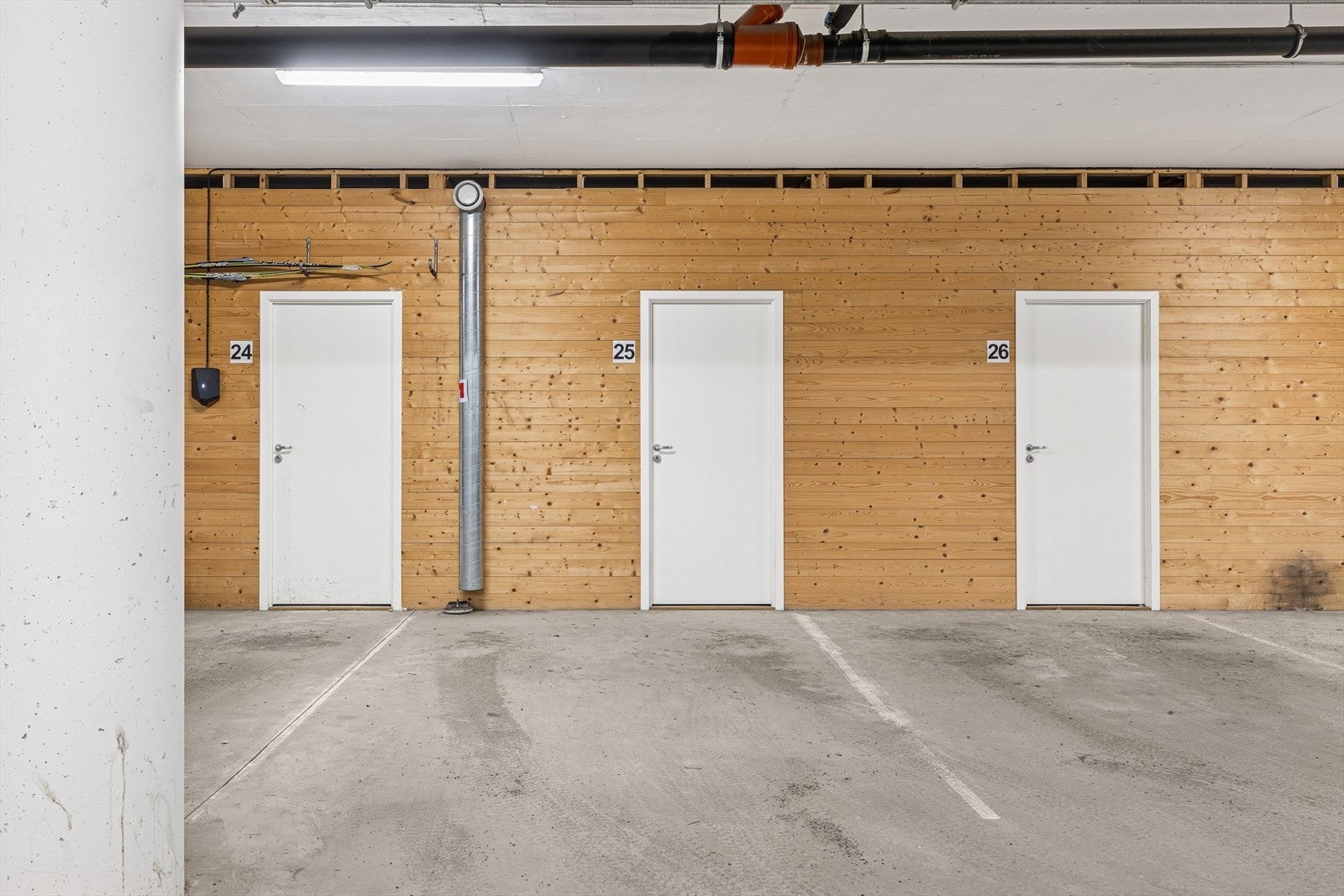Bod i lukket garasjeanlegg samt fast biloppstillingsplass. Galleribilde