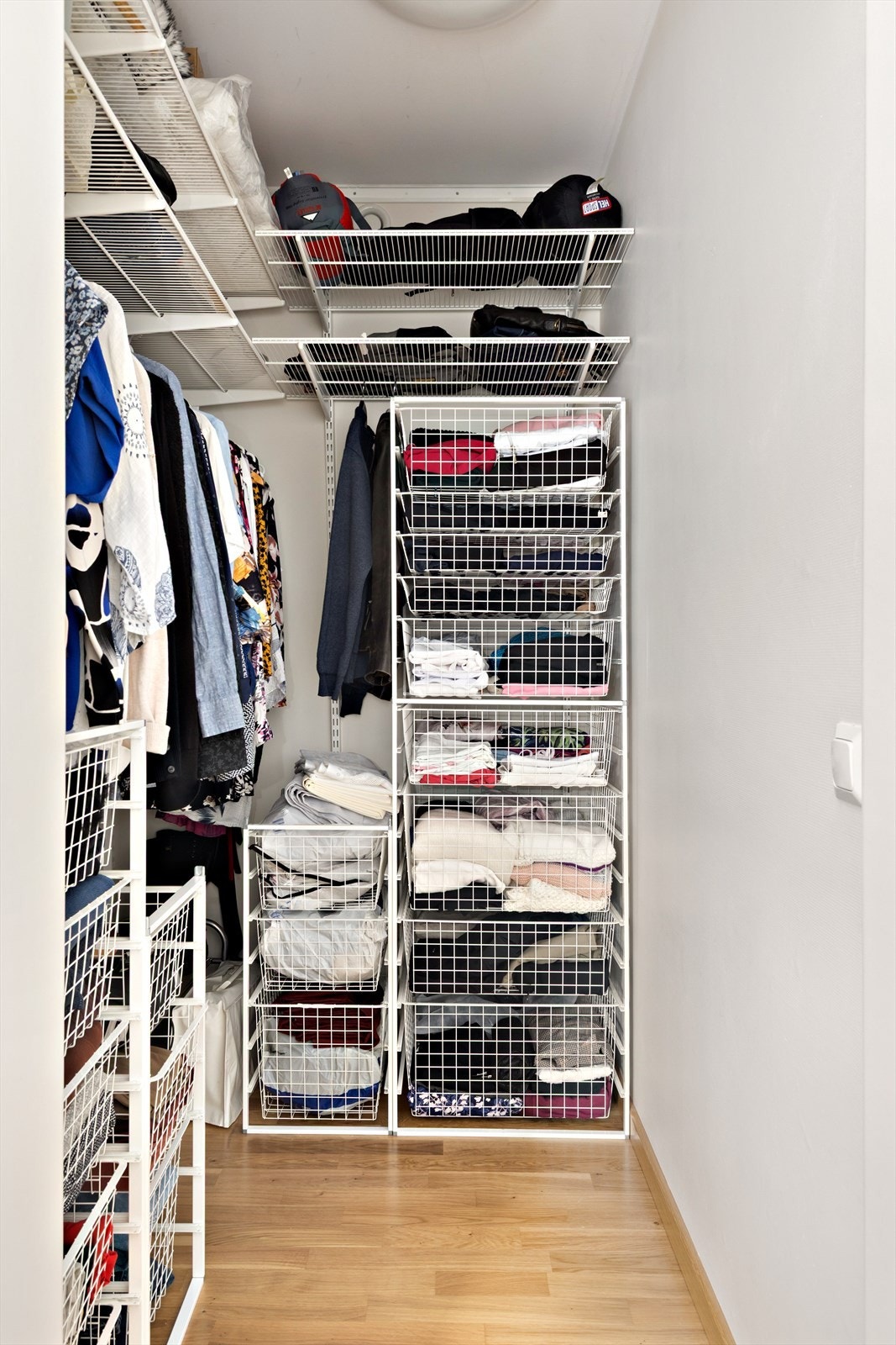 To interne boder gir praktisk oppbevaringsplass. Denne er i tilknytning til hovedsoverommet og er inntredet som walk-in-closet. Galleribilde