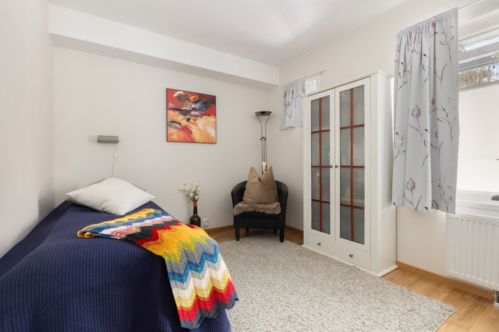 Det andre soverommet ligger ved inngangspartiet. Det er romslig med plass til garderobe og seng. Galleribilde