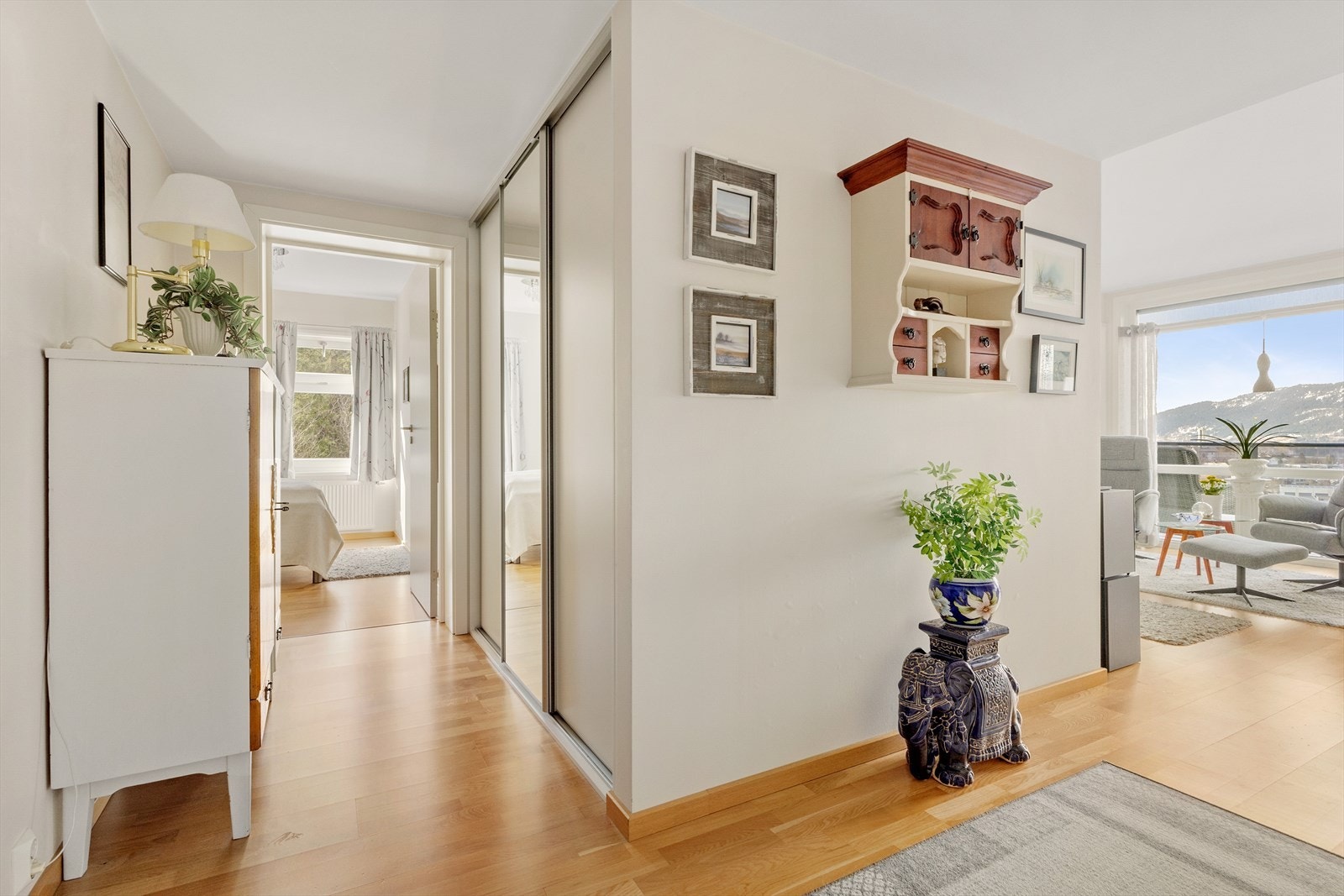 Fra yttergangen har du en mellomgang som tar deg videre til ett av boligens tre soverom. Det er god garderobekapasitet i leiligheten. Her ser du en praktisk skyvedørsgarderobe. Galleribilde