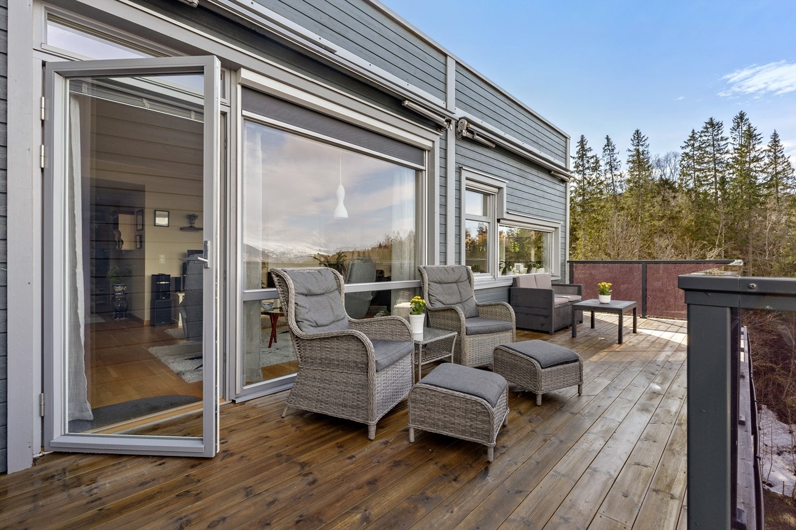 På veggen er det montert markiser og det er elektrisk solskjerming på vindu. Galleribilde