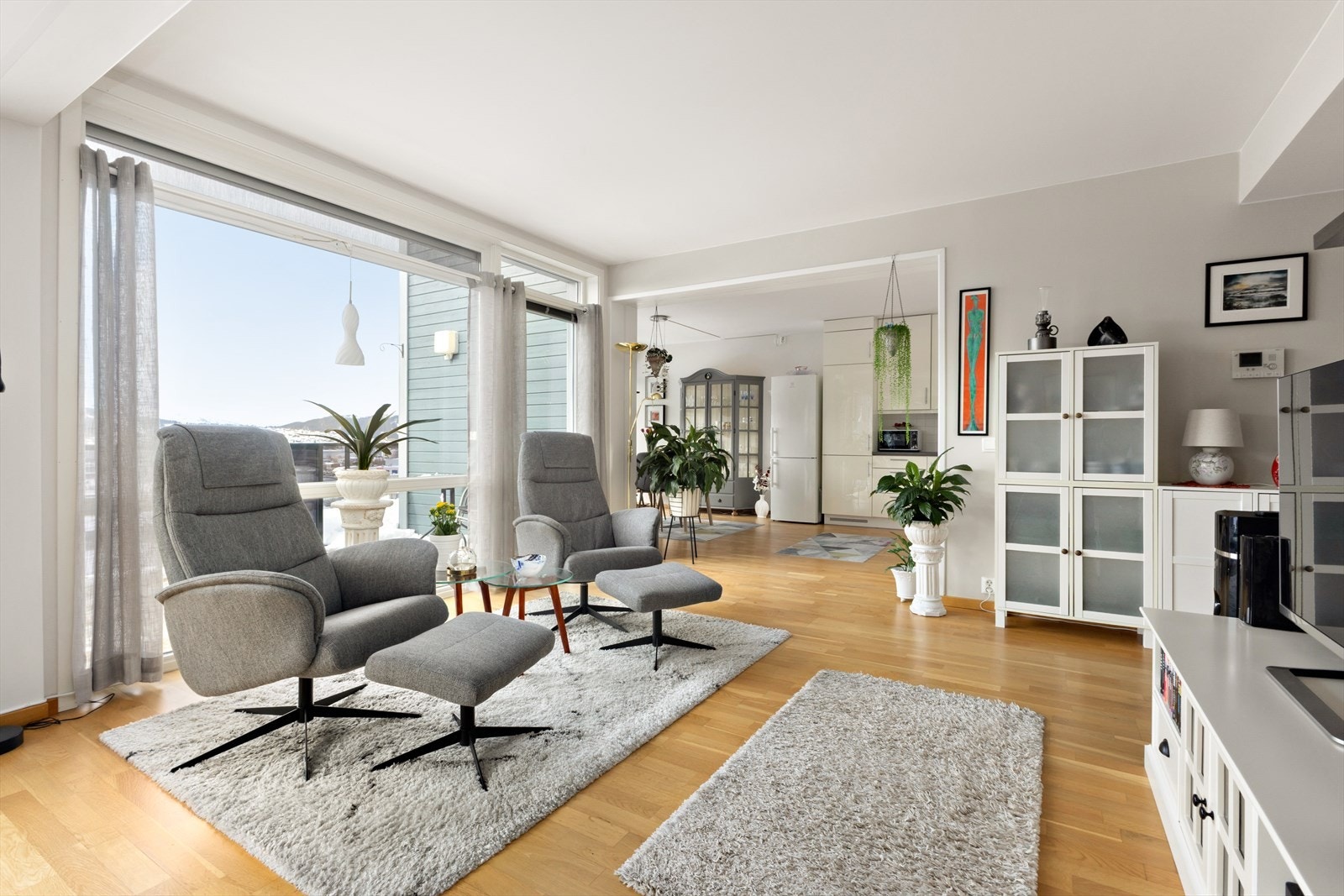 Boligen består av tre romslige soverom med plass til både seng og oppbevaringsløsninger, samt en åpen løsning mellom stue og kjøkken som gir en sosial og luftig sone for opphold og måltider. Galleribilde