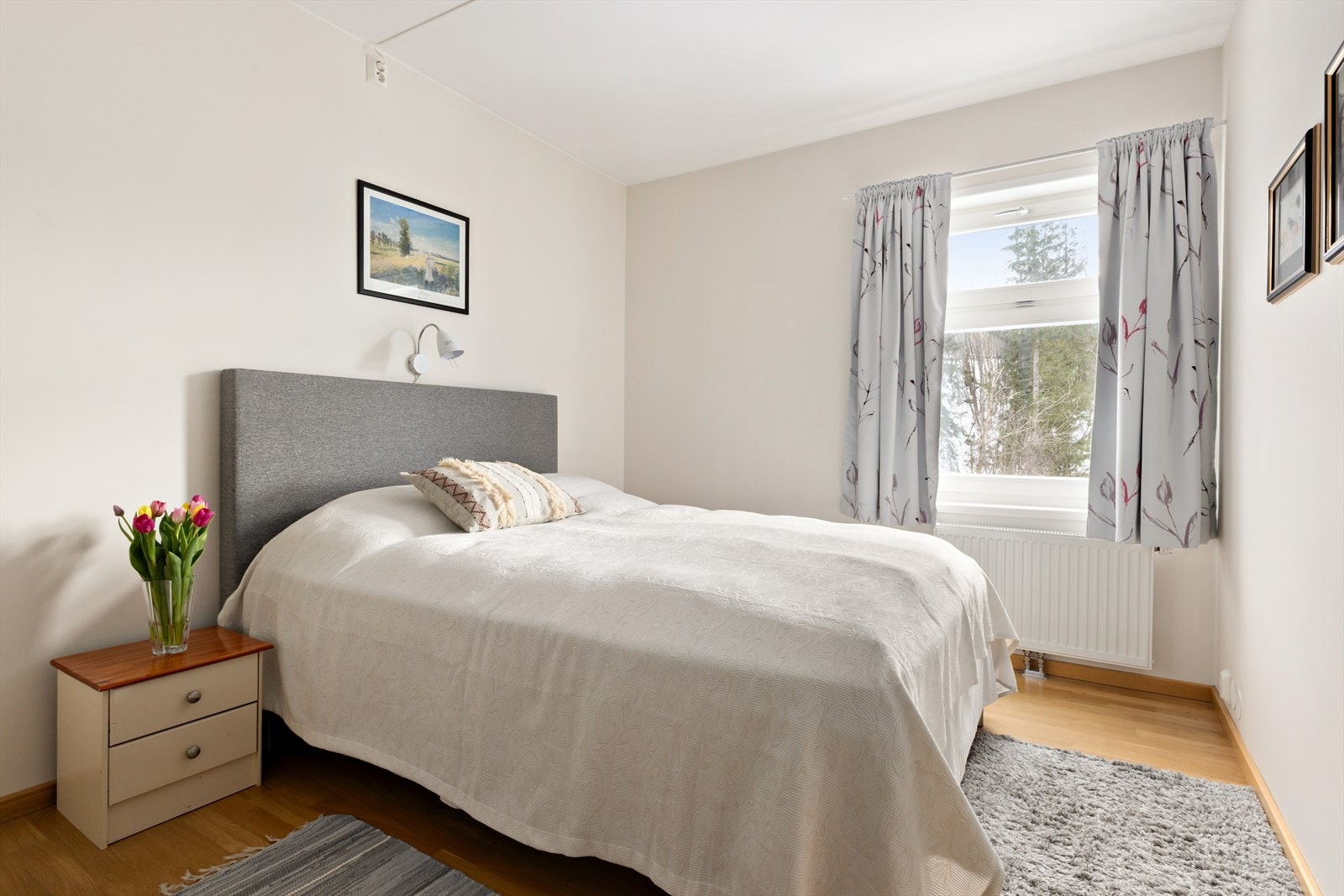 Hovedsoverommet er romslig, med god plass til dobbeltseng og nattbord. Galleribilde