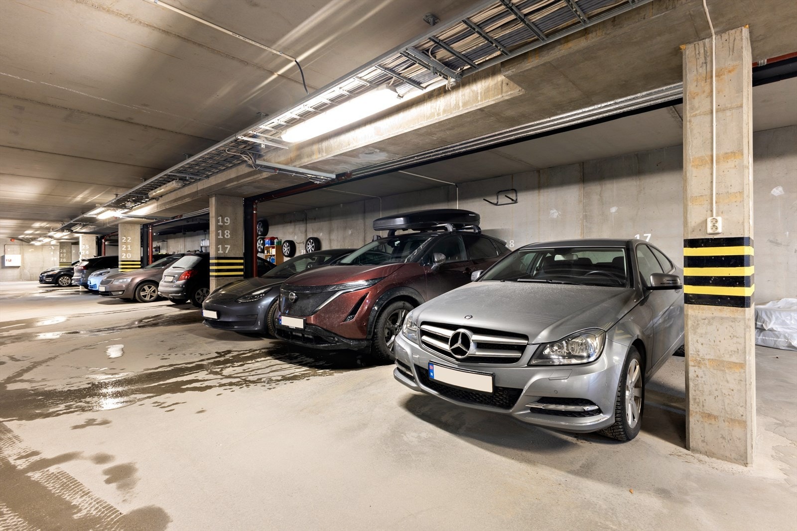 Det medfølger en fast parkeringsplass i garasjeanlegget med elbil-lader. Galleribilde