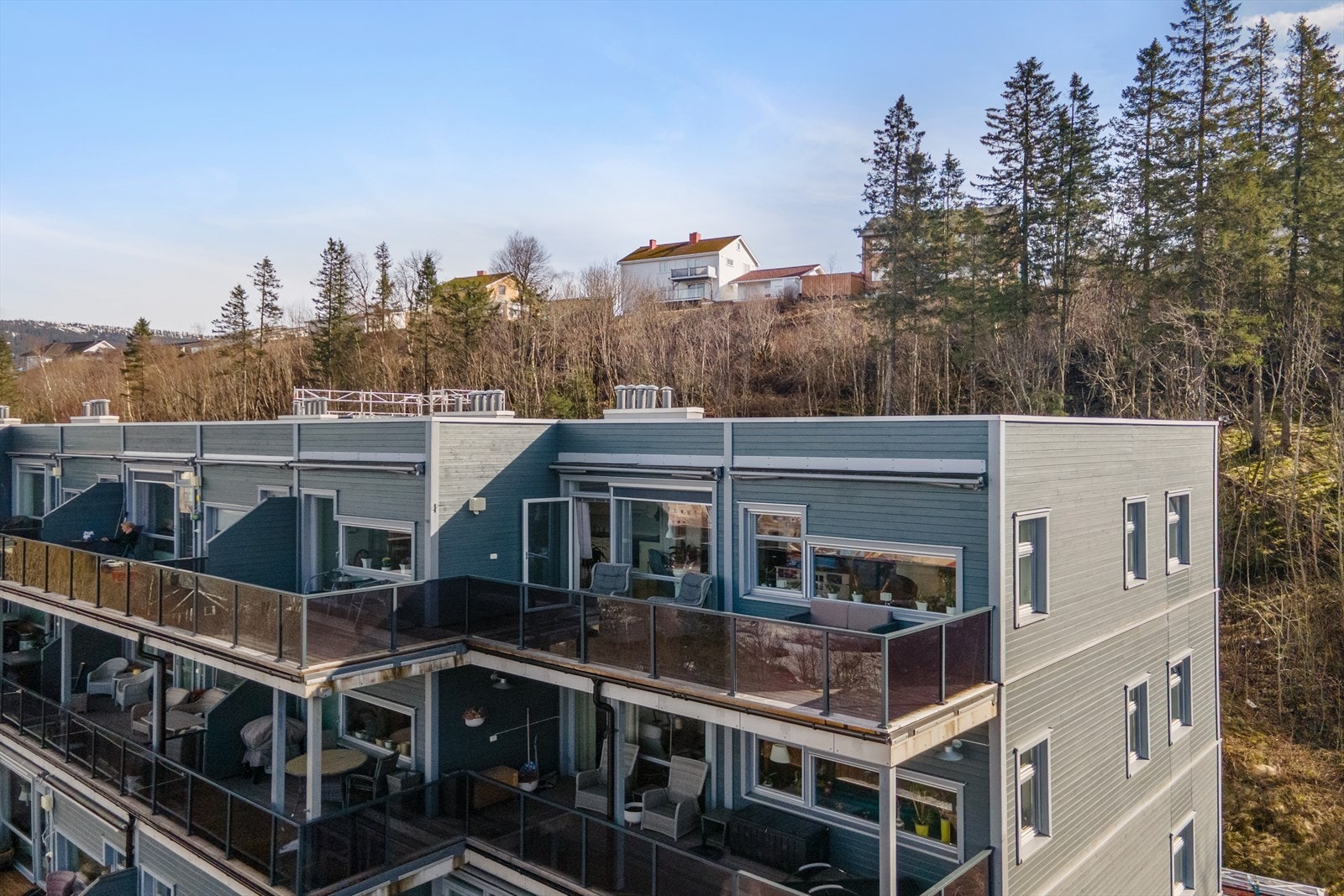 Hjørneleilighet i øverste etasje tilbyr formidabel utsikt. Galleribilde