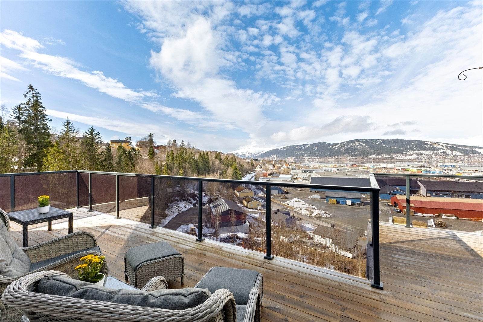 Utsikten kan virkelig nytes, og på dager med godt vær er det sol helt til kvelden, noe som gjør uteplassen til et attraktivt sted å oppholde seg. Galleribilde