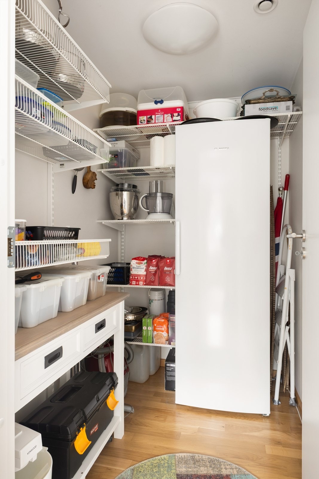 Praktisk innredet med hyller som medfølger i handelen. Galleribilde