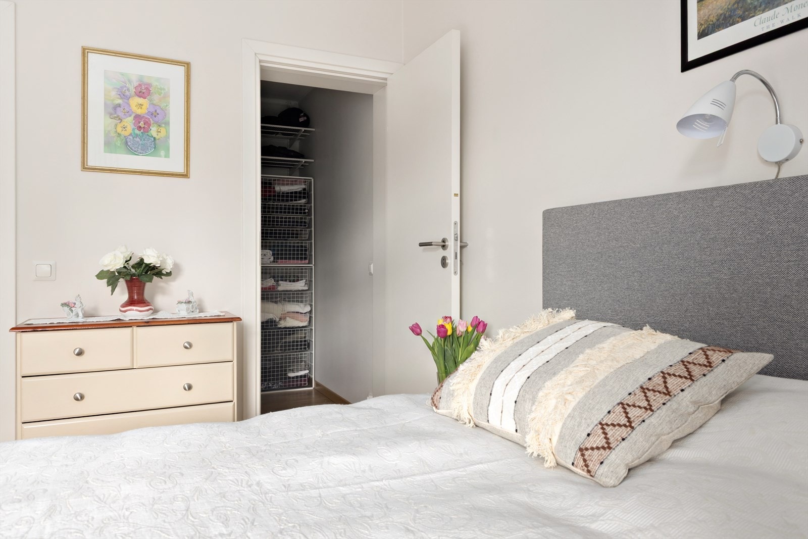 Her ser du hovedsoverommet mot walk-in-closet. Galleribilde