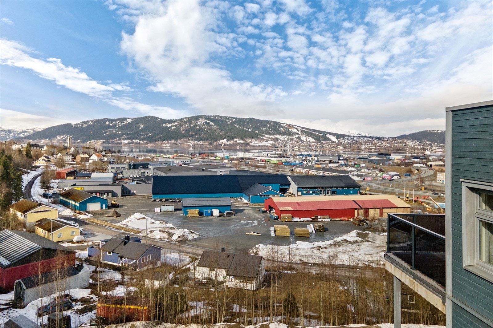 Du har god oversikt over området rundt, Ranfjorden og Båsmofjellet. Galleribilde
