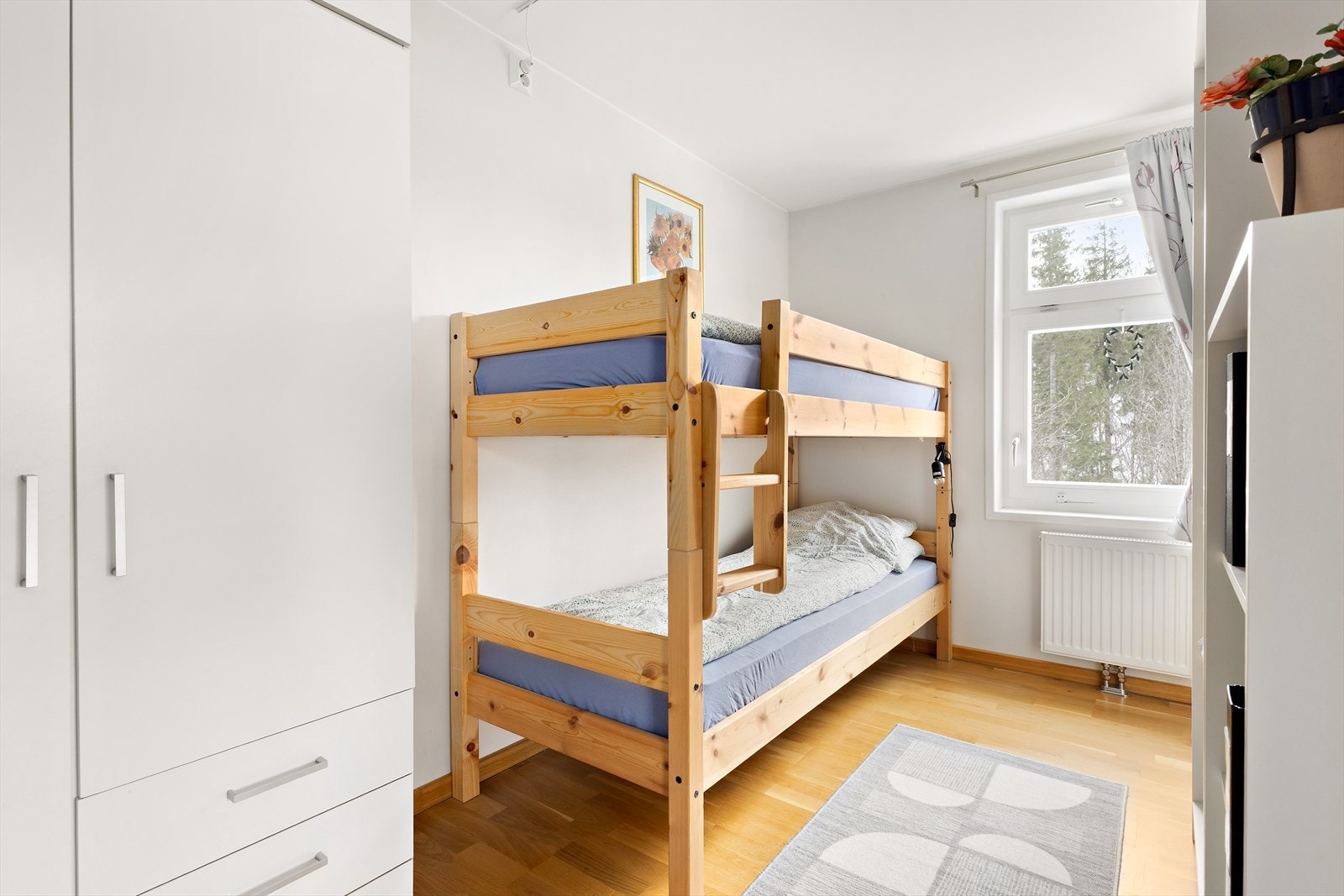 Det siste soverommet ligger i tilknytning til stuen. Det er utstyrt med garderobeskap som medfølger i handelen. Fra soverommet har du tilgang til en praktisk bod. Galleribilde