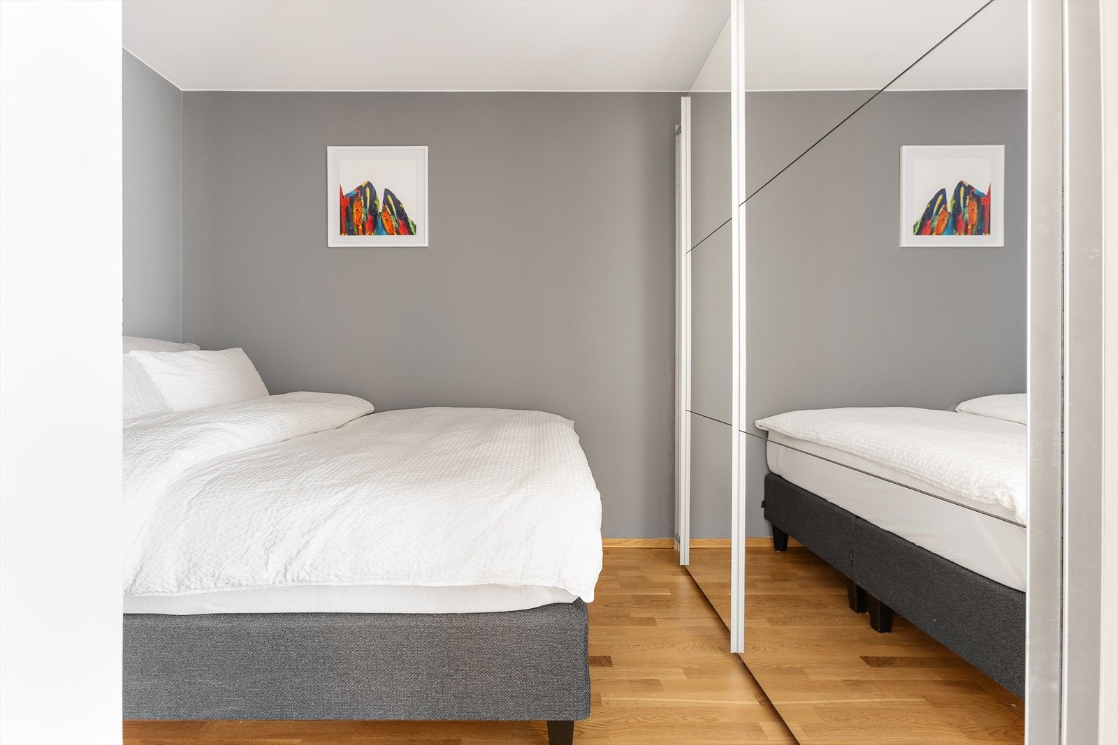 Stor skyvedørsgarderobe med speilfronter Galleribilde