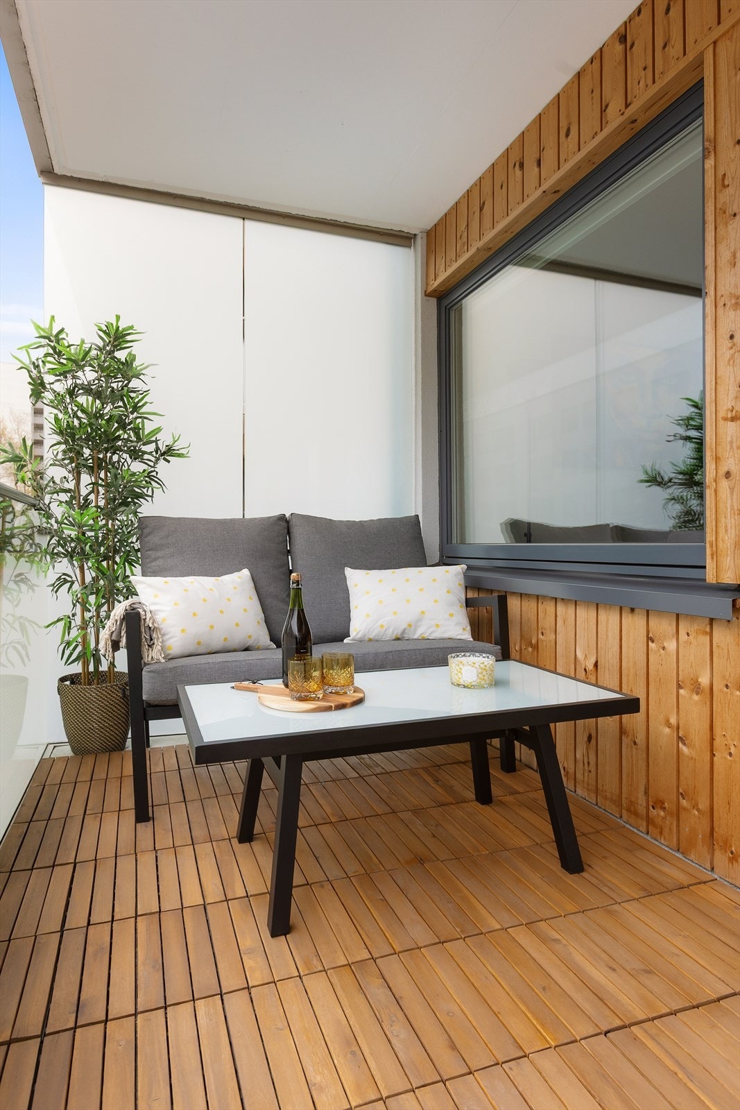 Balkongen er lun og skjermet, perfekt til lange sommerkvelder Galleribilde