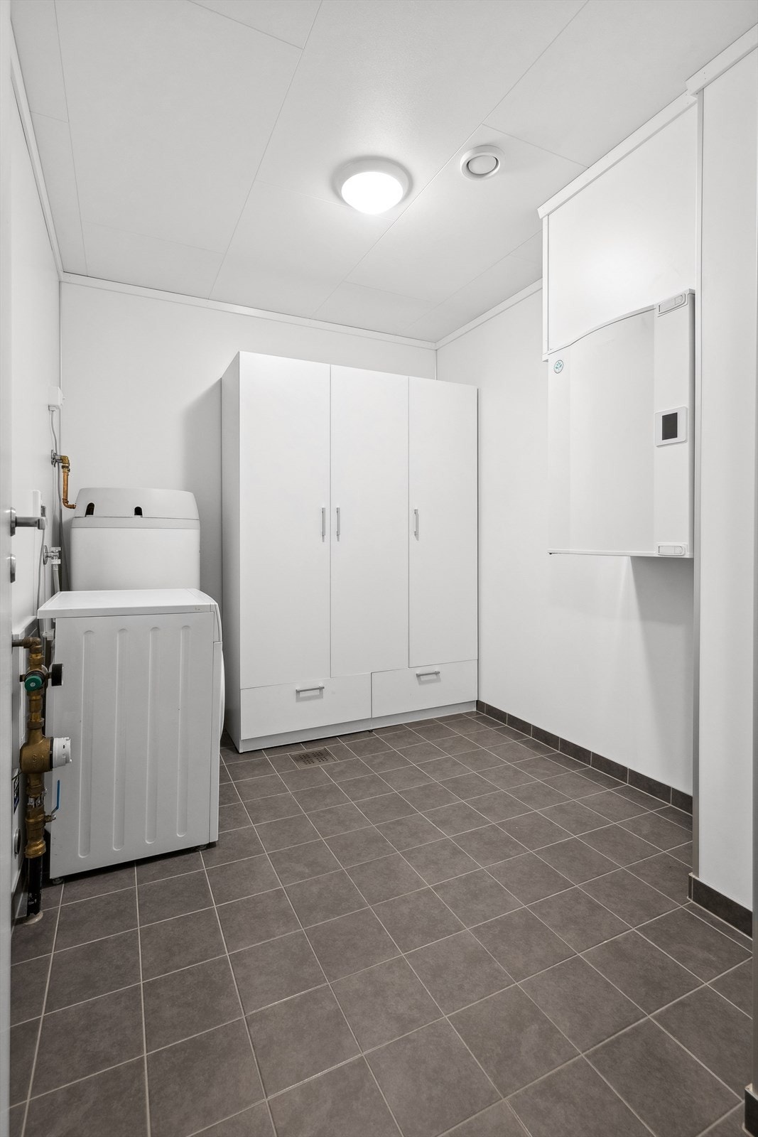 Stor innvendig bod med opplegg for vaskemaskin. Galleribilde