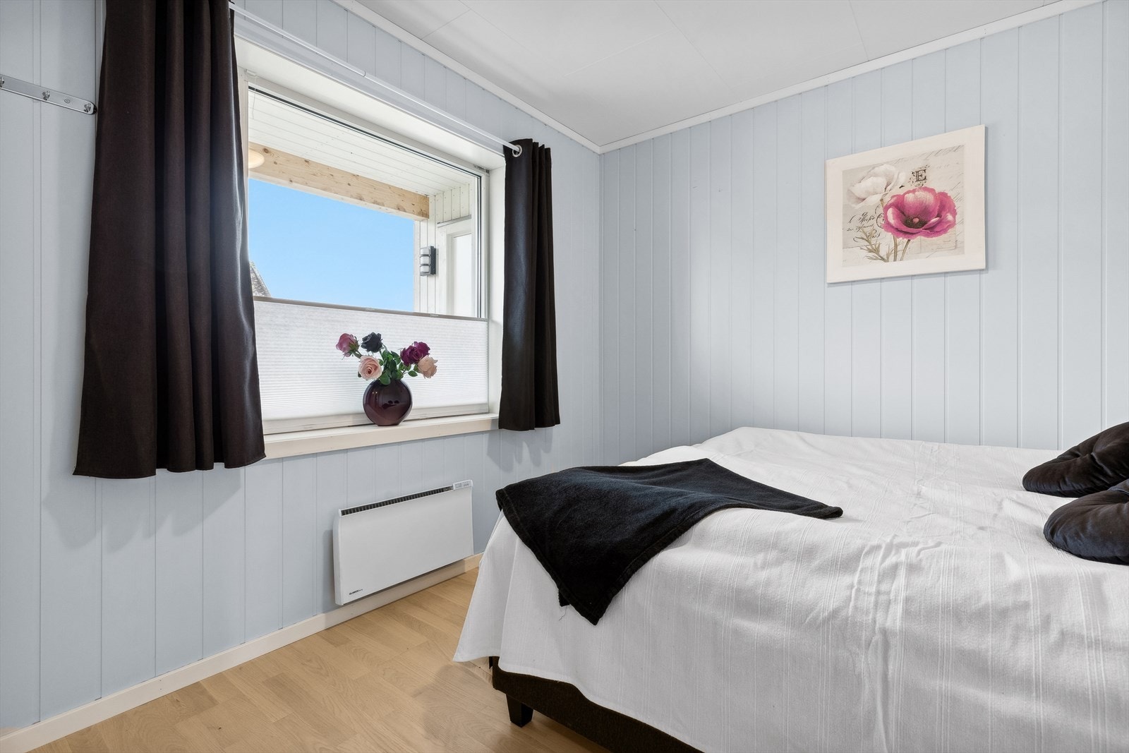 Leiligheten har et romslig soverom med plass til stor seng. Galleribilde