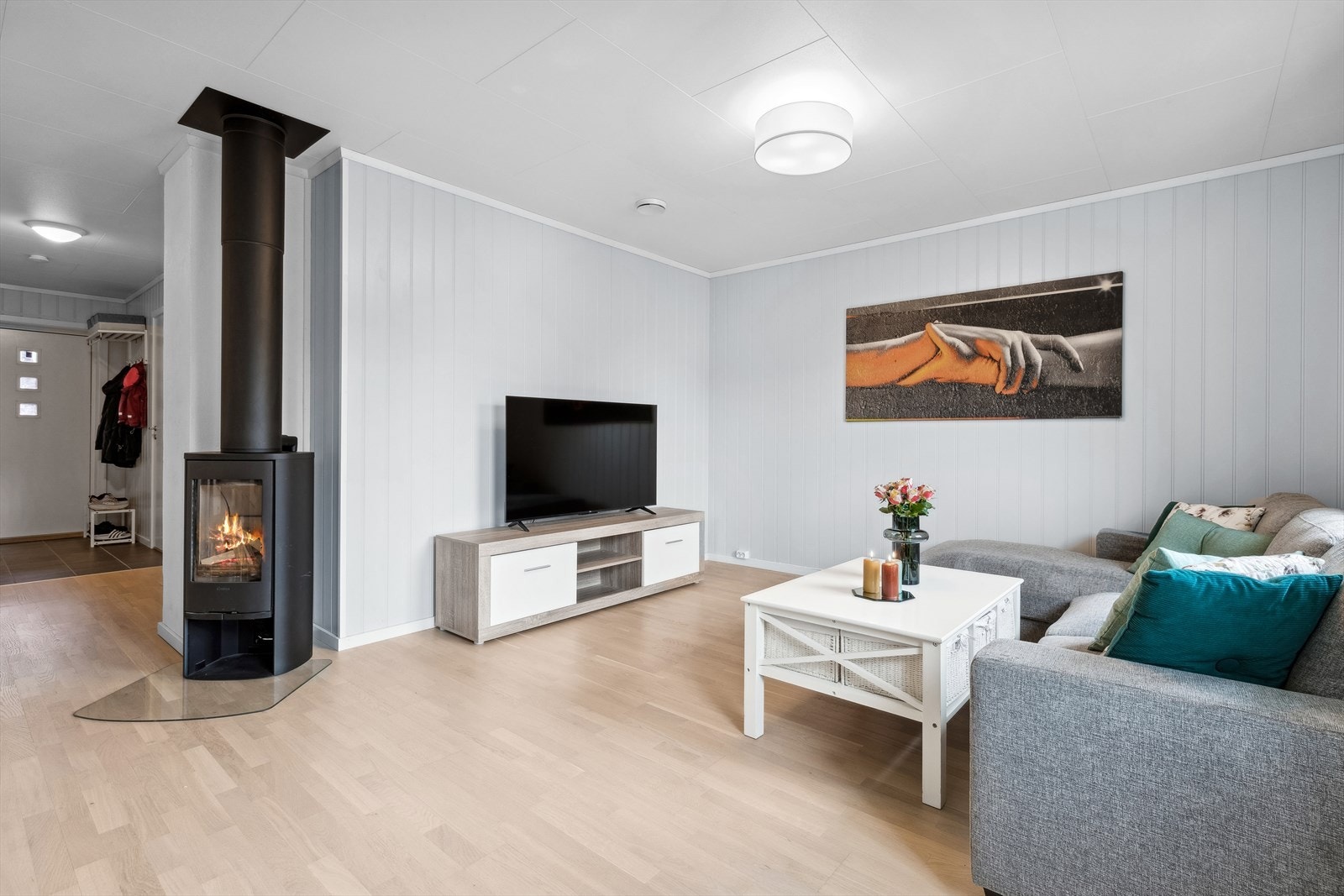 Leiligheten har en romslig og gjennomgående planløsning, parkettgulv, balansert ventilasjonsanlegg og normalt god standard fra byggeår. Galleribilde