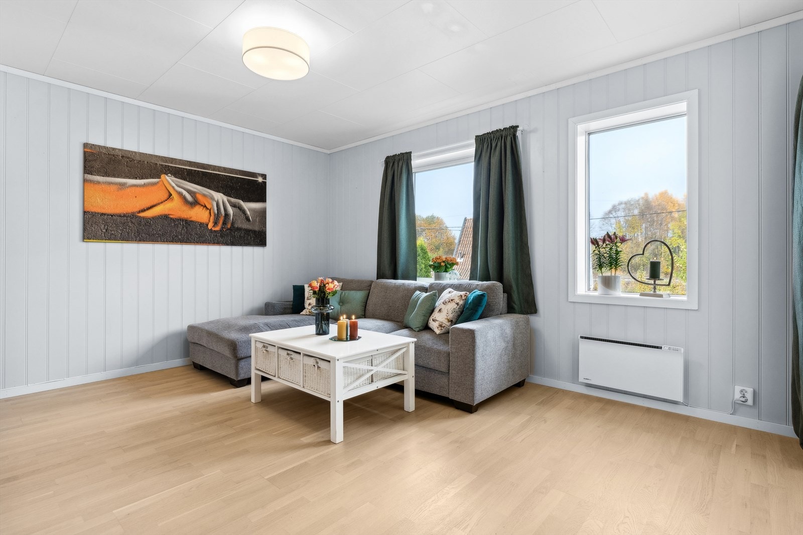 Lys og stor stue med gode møbleringsmuligheter. Galleribilde