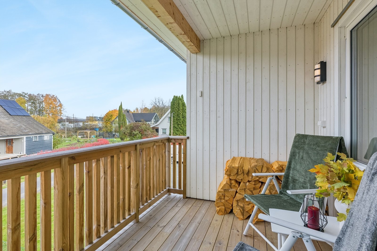 Det er utgang fra stuen til en inntrukket terrasse på 6 kvm. Galleribilde