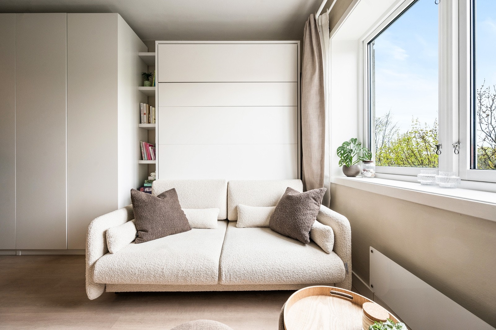 Nåværende eier har gjennomført en lekker og gjennomført oppussing med utrolig smarte løsninger med bl.a. fullt utstyrt kjøkken, nedfellbart kjøkkenbord og kombinert skapseng og sofa. Galleribilde