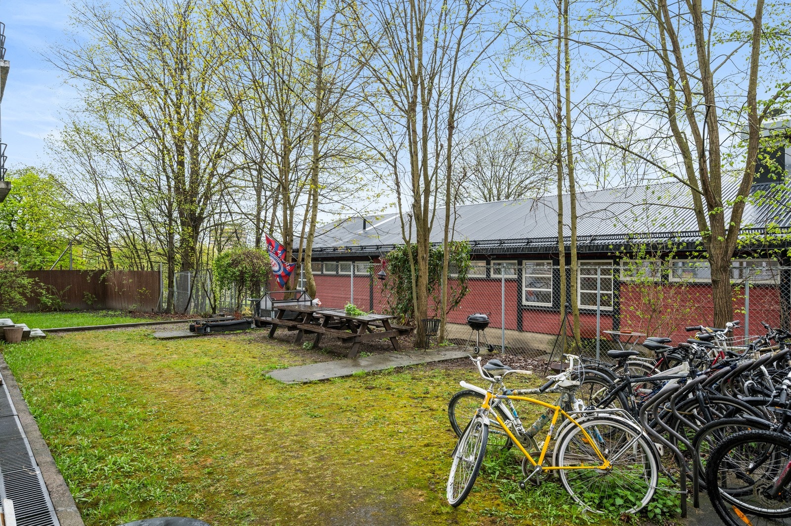 Sittegruppe og sykkelparkering. Galleribilde
