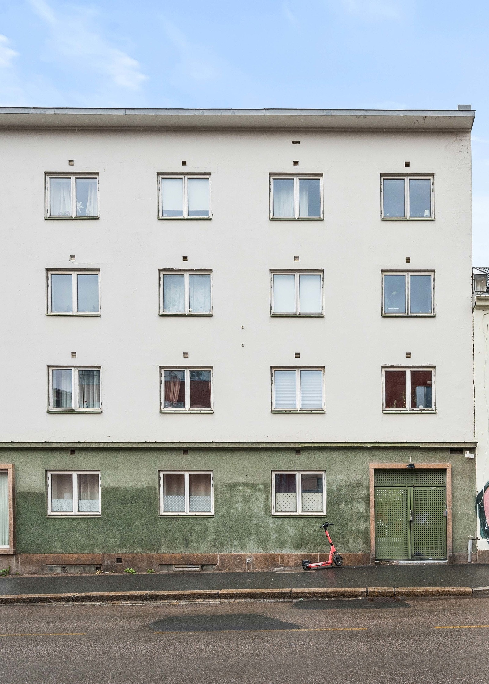 Strømsveien 20 ligger i et idyllisk og attraktivt boligområde på Vålerenga i Oslo. Området har en fin blanding av nyere bebyggelse, velholdte bygårder og eldre trehus. Galleribilde
