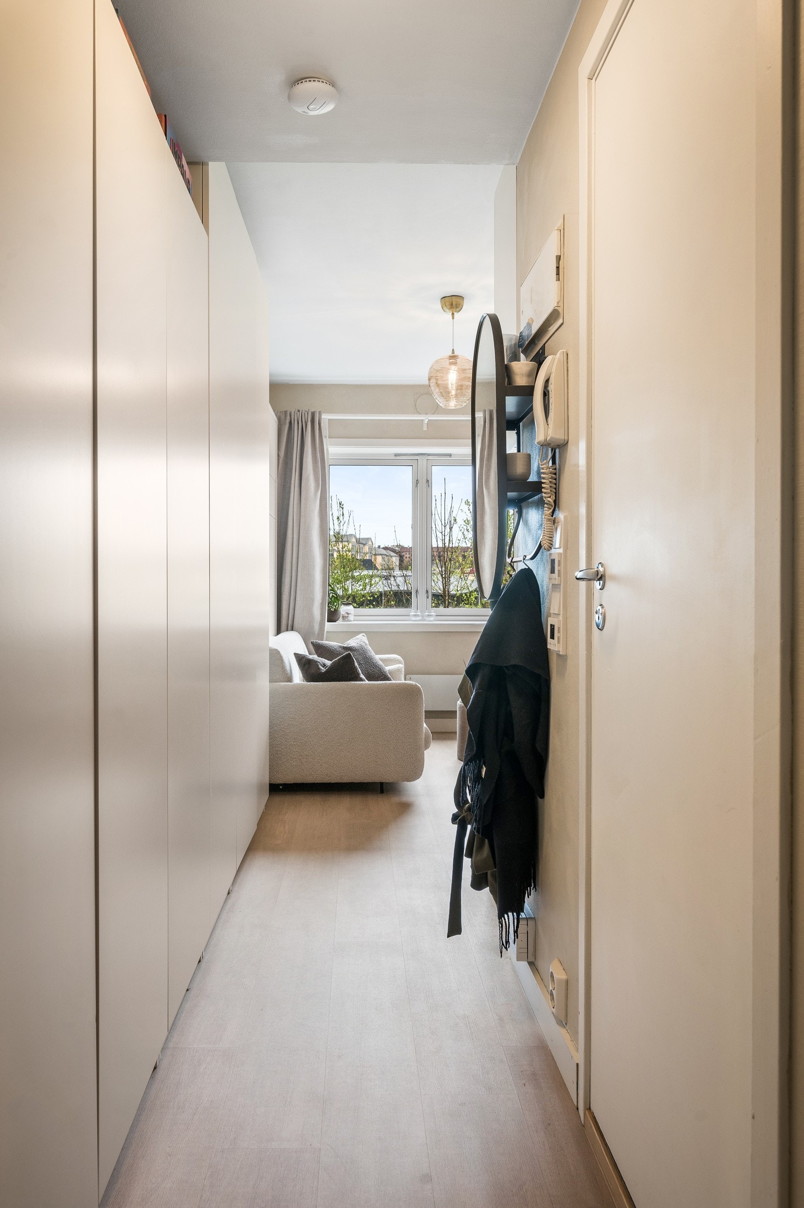 God garderobeplass i store skap på venstre side i entré. Galleribilde