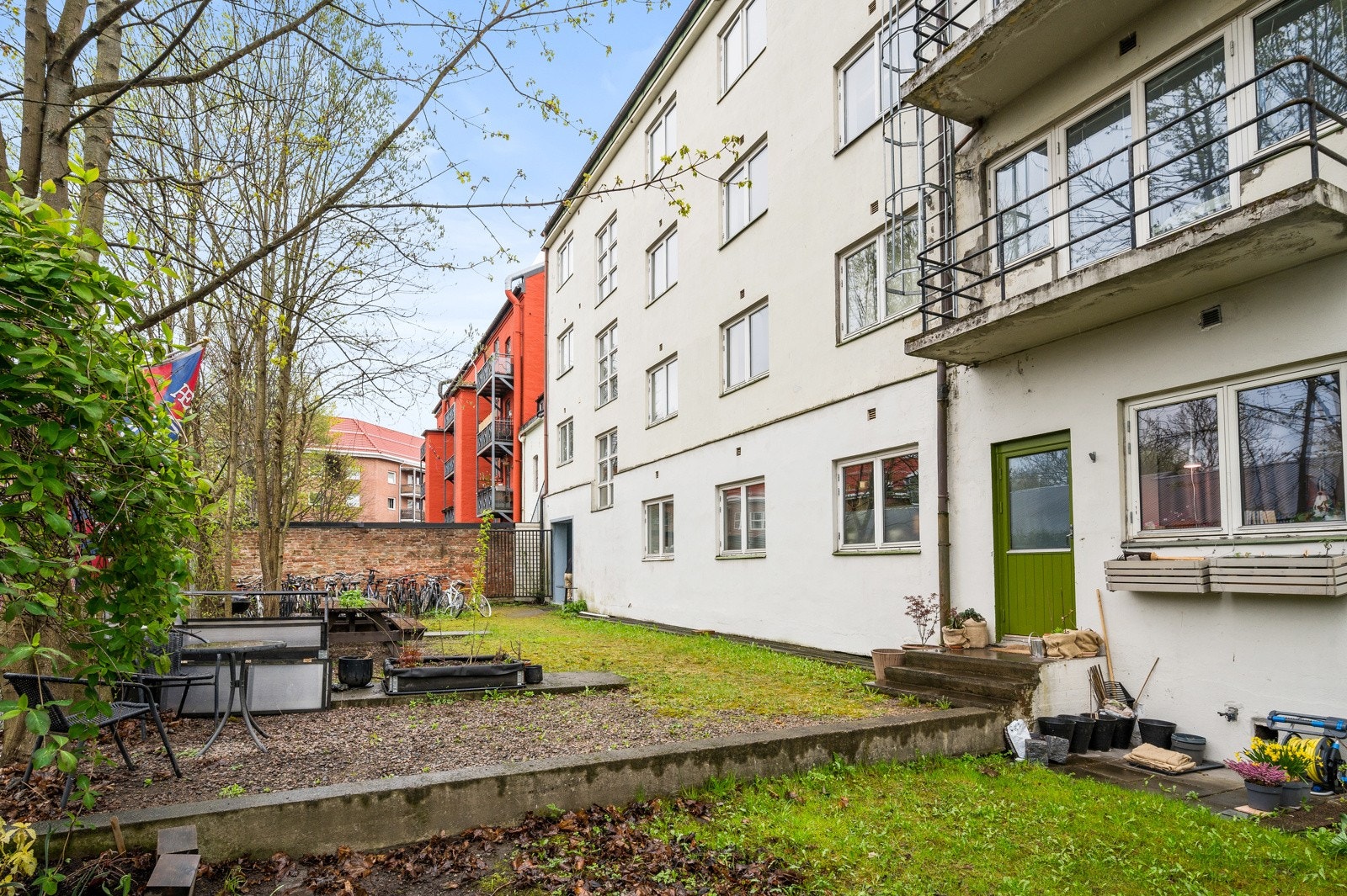 Hyggelig og grønn bakgård til felles bruk for beboere. Galleribilde