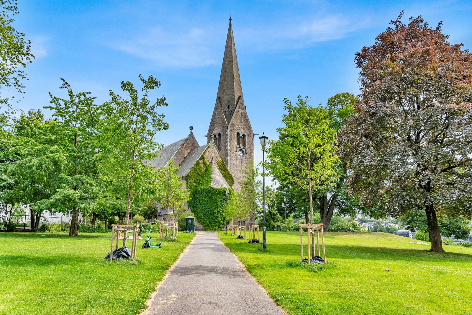 Nærmiljø. Vålerenga Kirke Galleribilde
