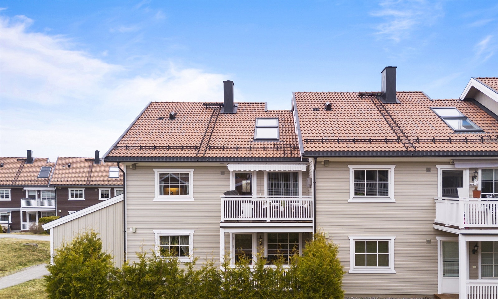 Boligen ligger på populære Neskollen boligfelt. Her det kort vei til flotte grøntområder og lekeplasser rett utenfor leiligheten. Galleribilde