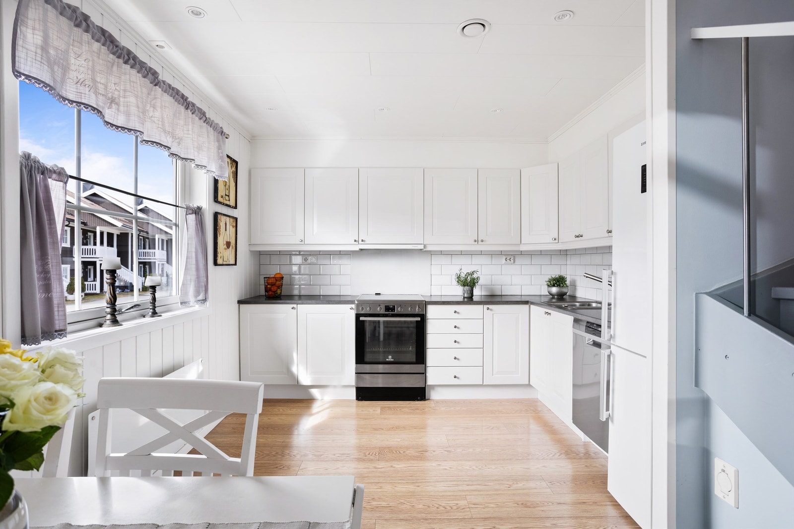 Kjøkkenet holder god standard. Her er det nok med oppbevaringsplass og gode arbeidsflater! Galleribilde