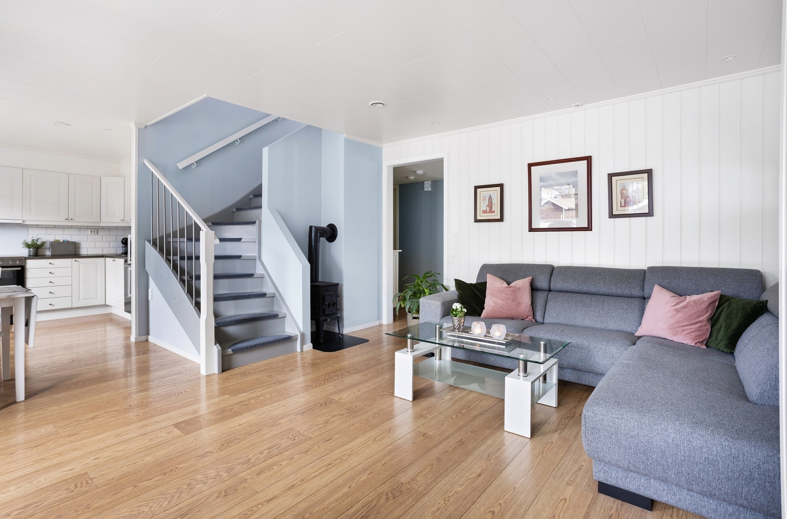 Videre inn i boligen møter du en lysrik og innbydende stue. Galleribilde