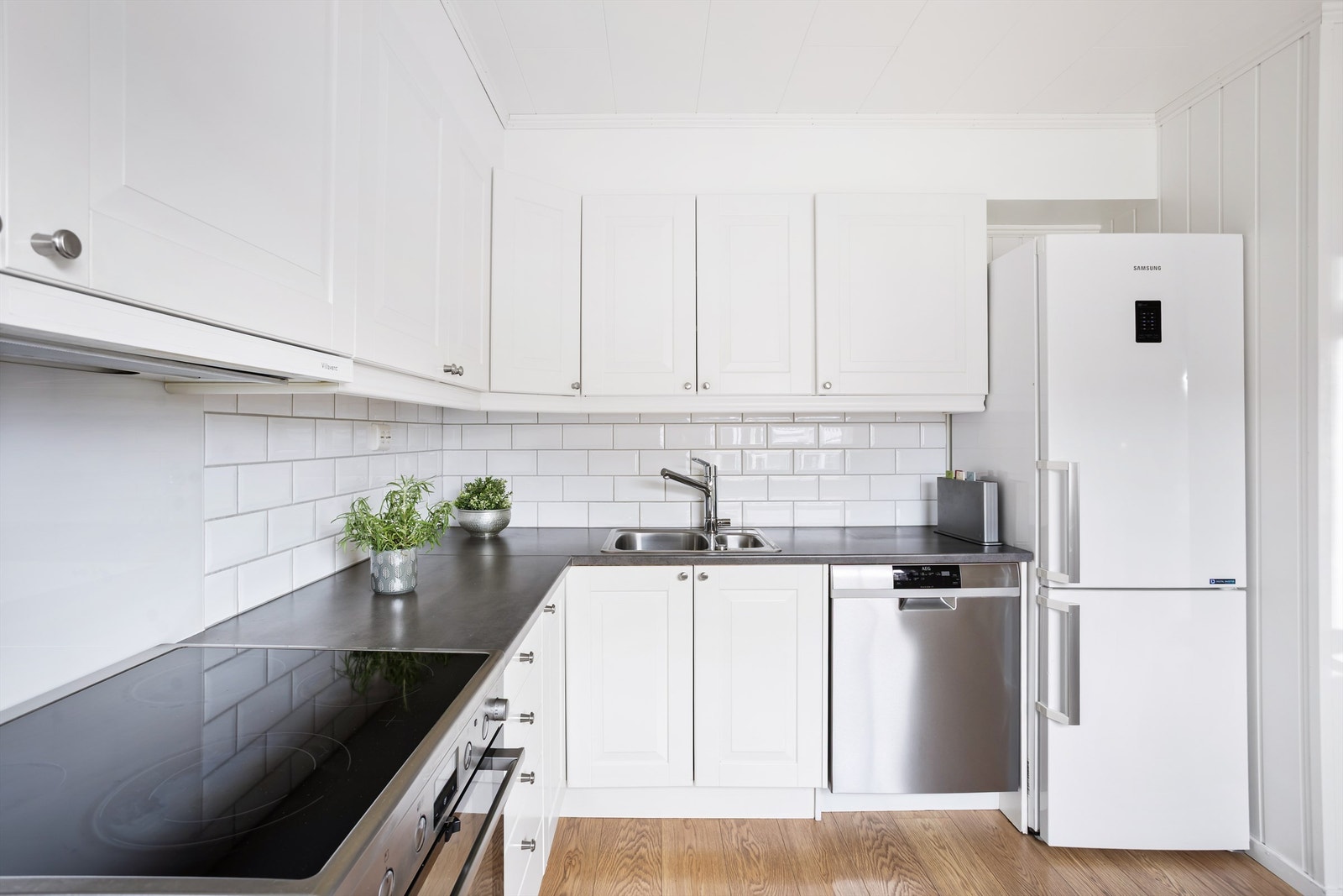 Disse hvitevarene følger med: oppvaskmaskin og komfyr. Galleribilde