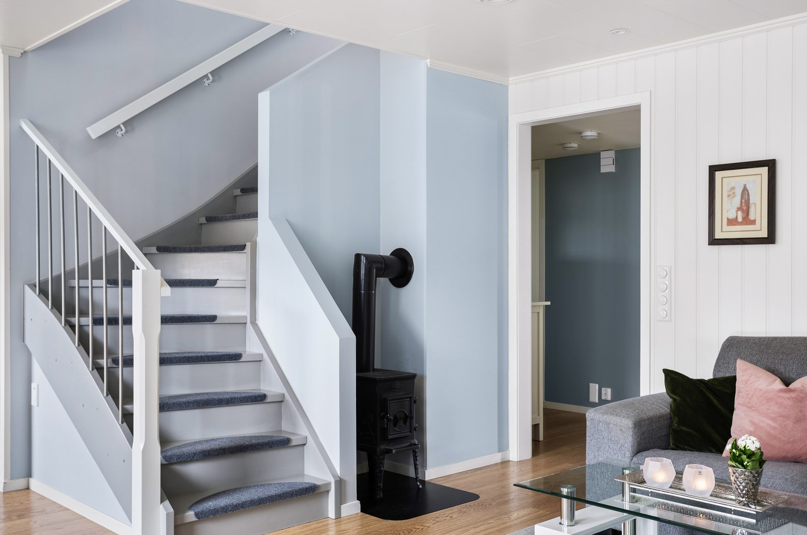 I stuen er det en peis som bidrar til koselig atmosfære i leiligheten. Galleribilde