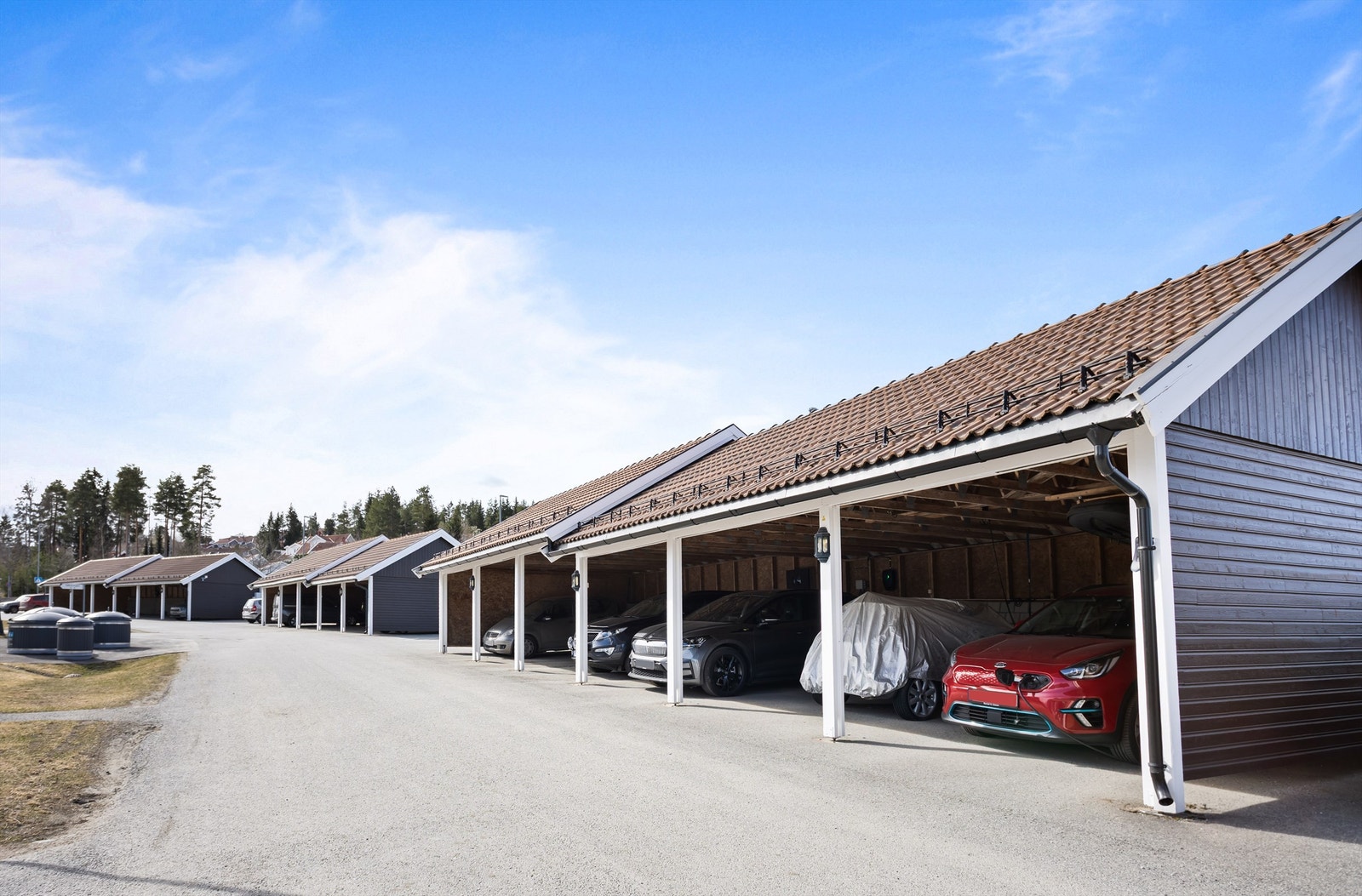 En disponibel parkeringsplass i carport. Galleribilde