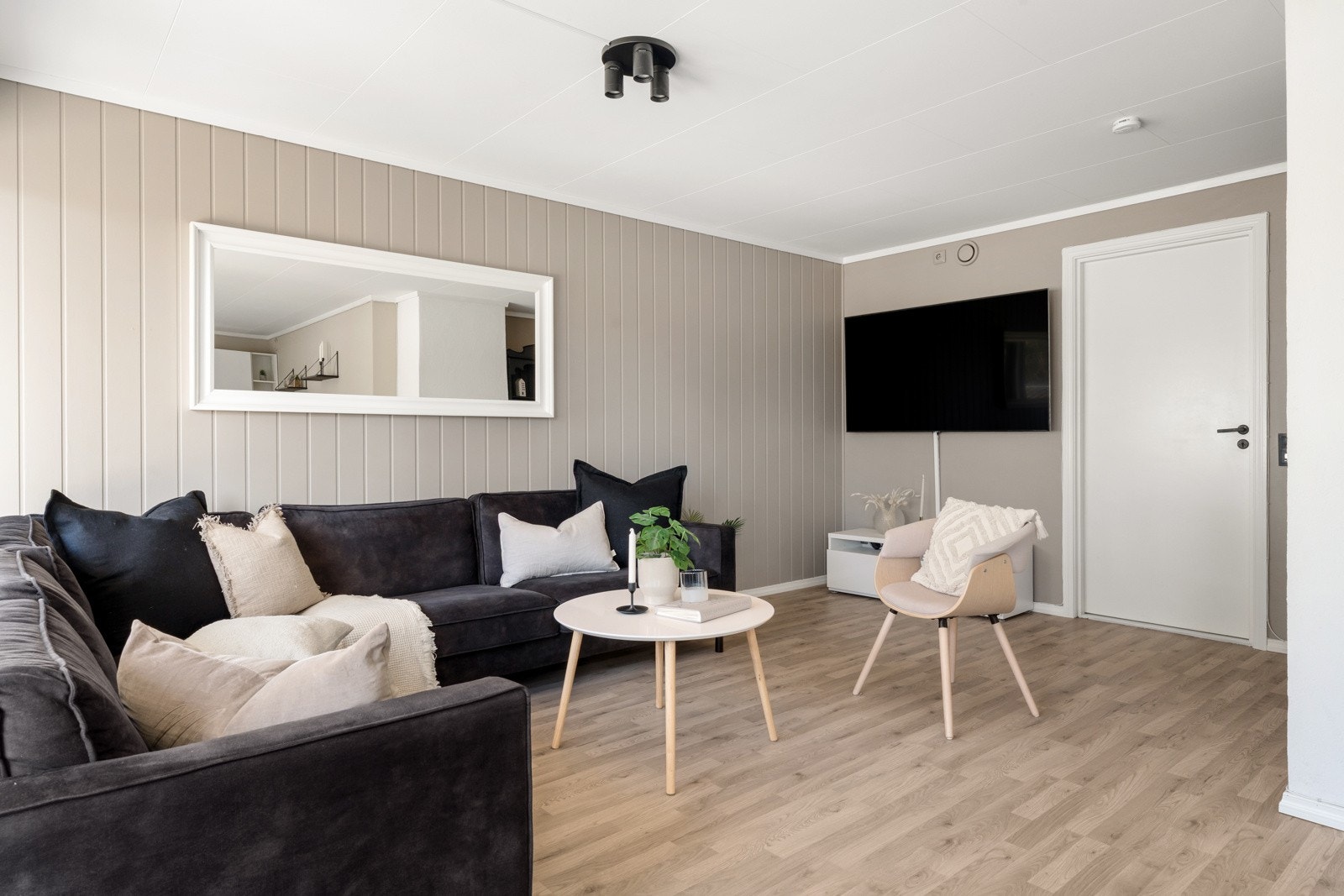 - Overflatene er nylig malt, og det er montert peisinnsats, noe som gir mulighet for installasjon av peisovn - Galleribilde