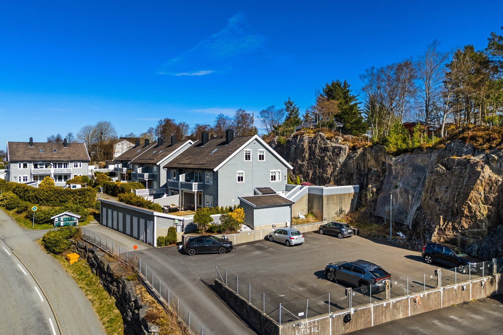 - Til leiligheten følger det med fast, oppmerket parkeringsplass like ved boligen. Det er montert elbillader med egen kurs direkte til leilighetens sikringsskap, noe som gir full kontroll over strømforbruket og uavhengighet fra felles ladeanlegg - Galleribilde