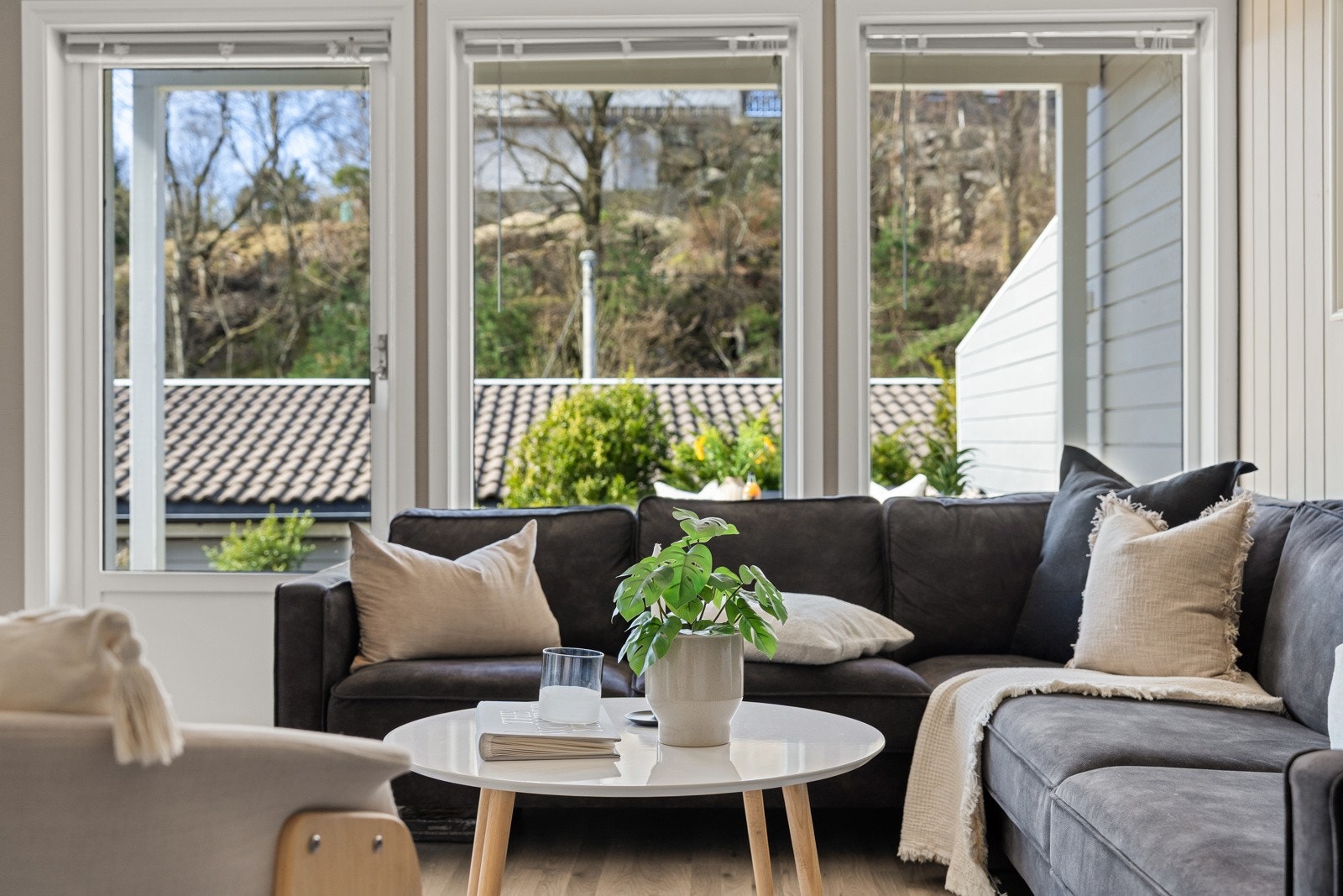 - Store vindusflater gir godt med naturlig lys, og fra stuen er det utgang til en nybygd terrasse og det inngjerdede uteområdet - Galleribilde