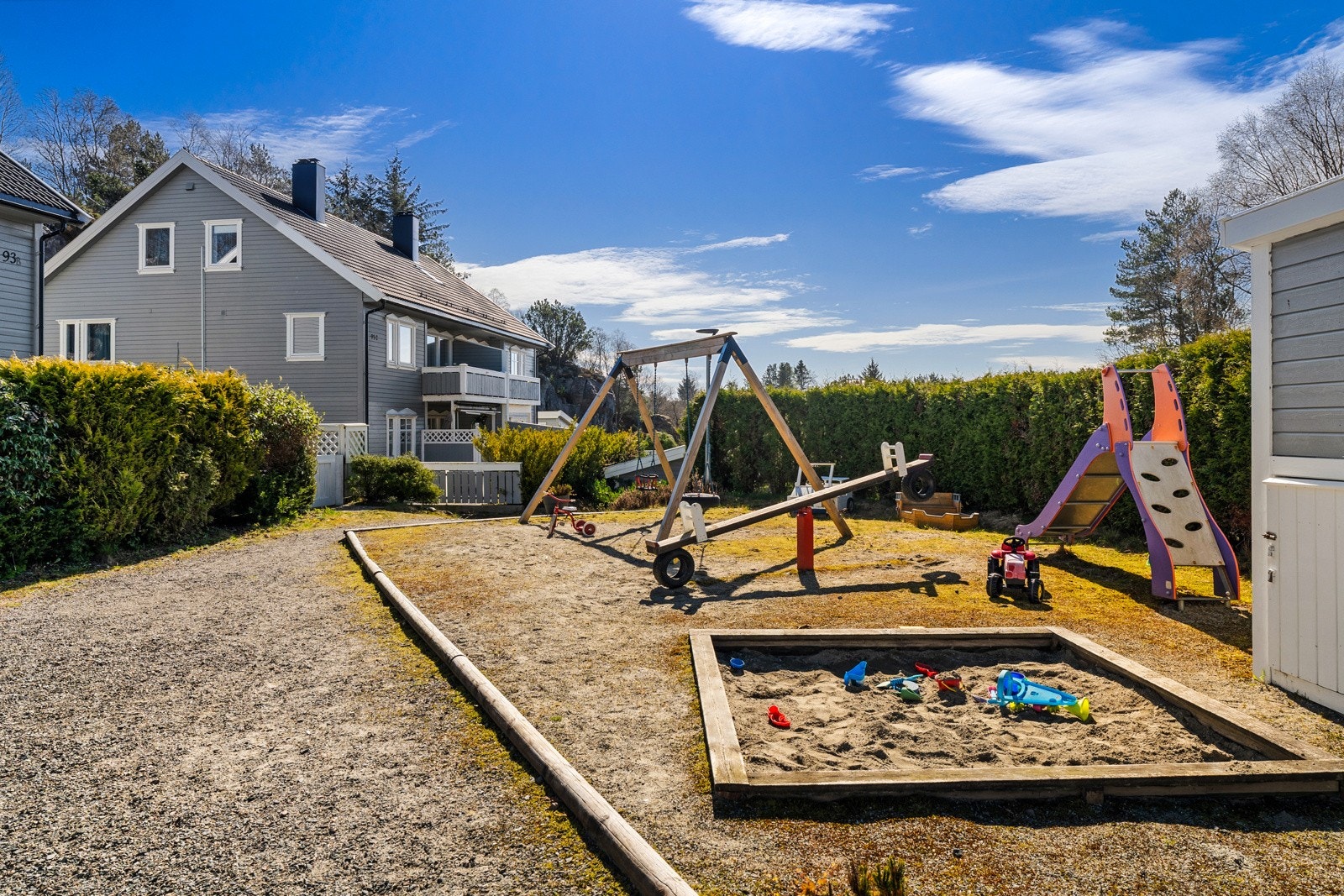 - Like ved boligen, kun få meter unna, ligger en felles lekeplass med sandkasse og lekeapparater - Galleribilde